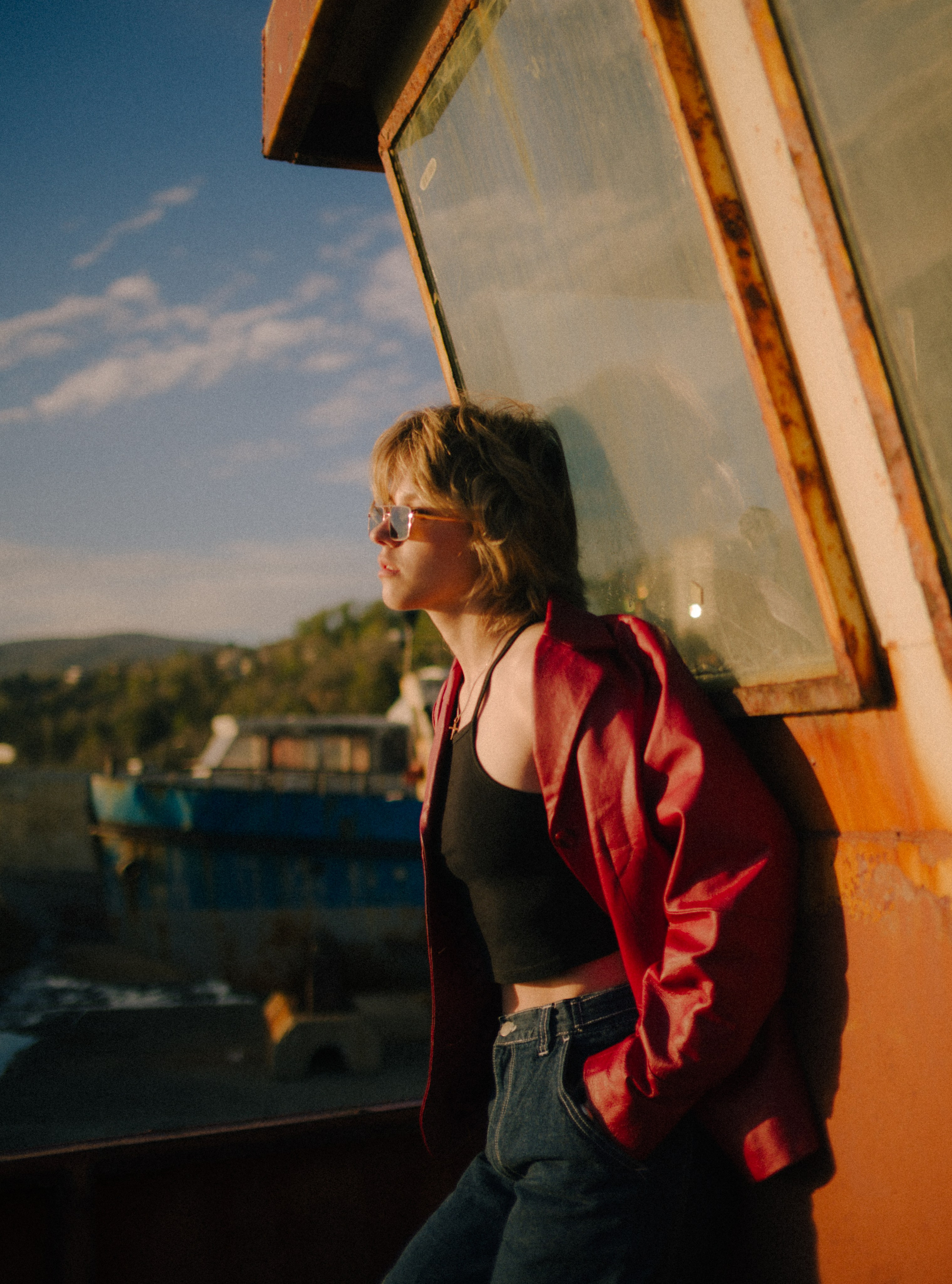 Вика среди заброшенных кораблей. Главная