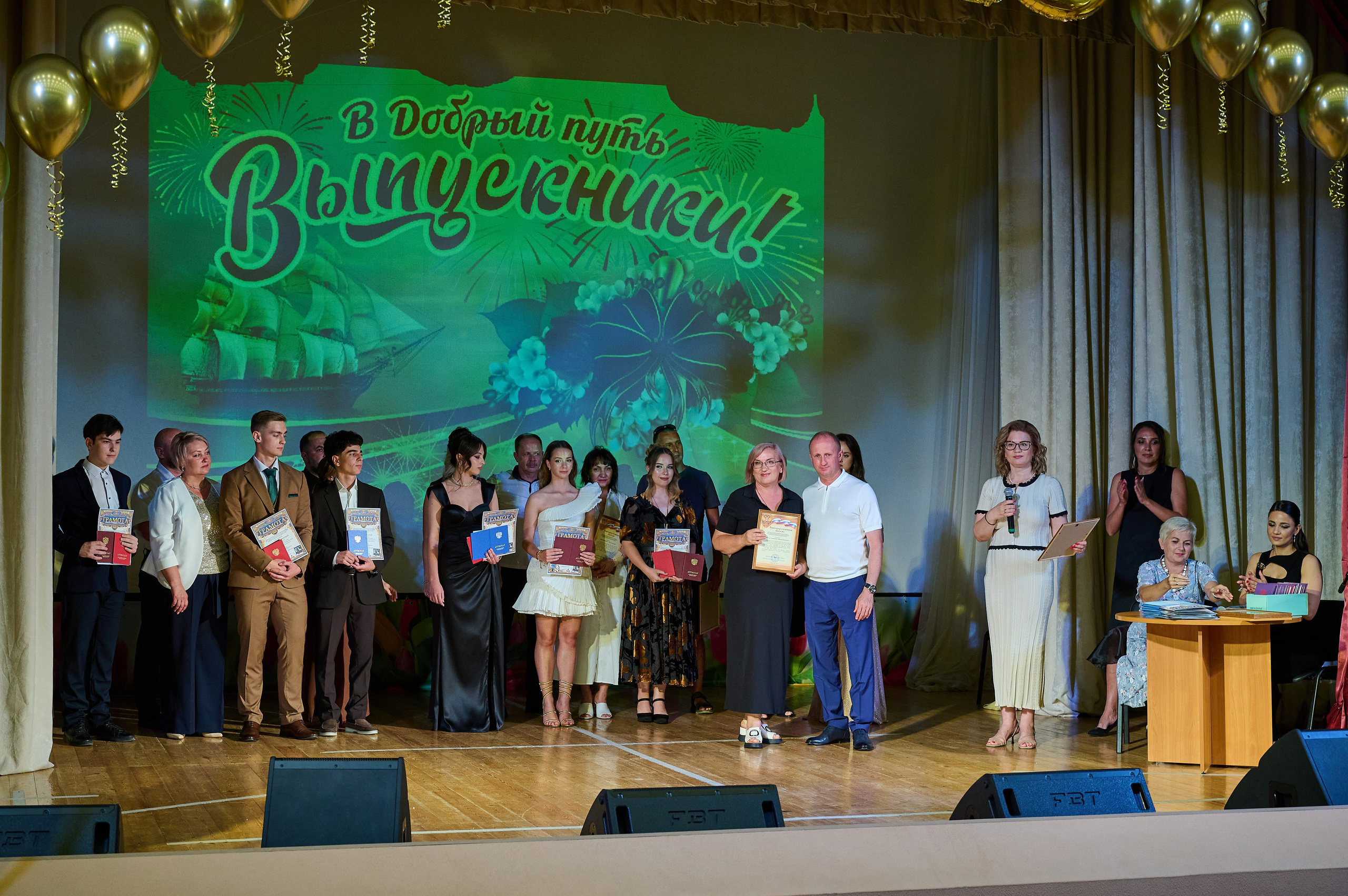 Вручение 11 классы. Жизнь курорта Кабардинка в фотографиях