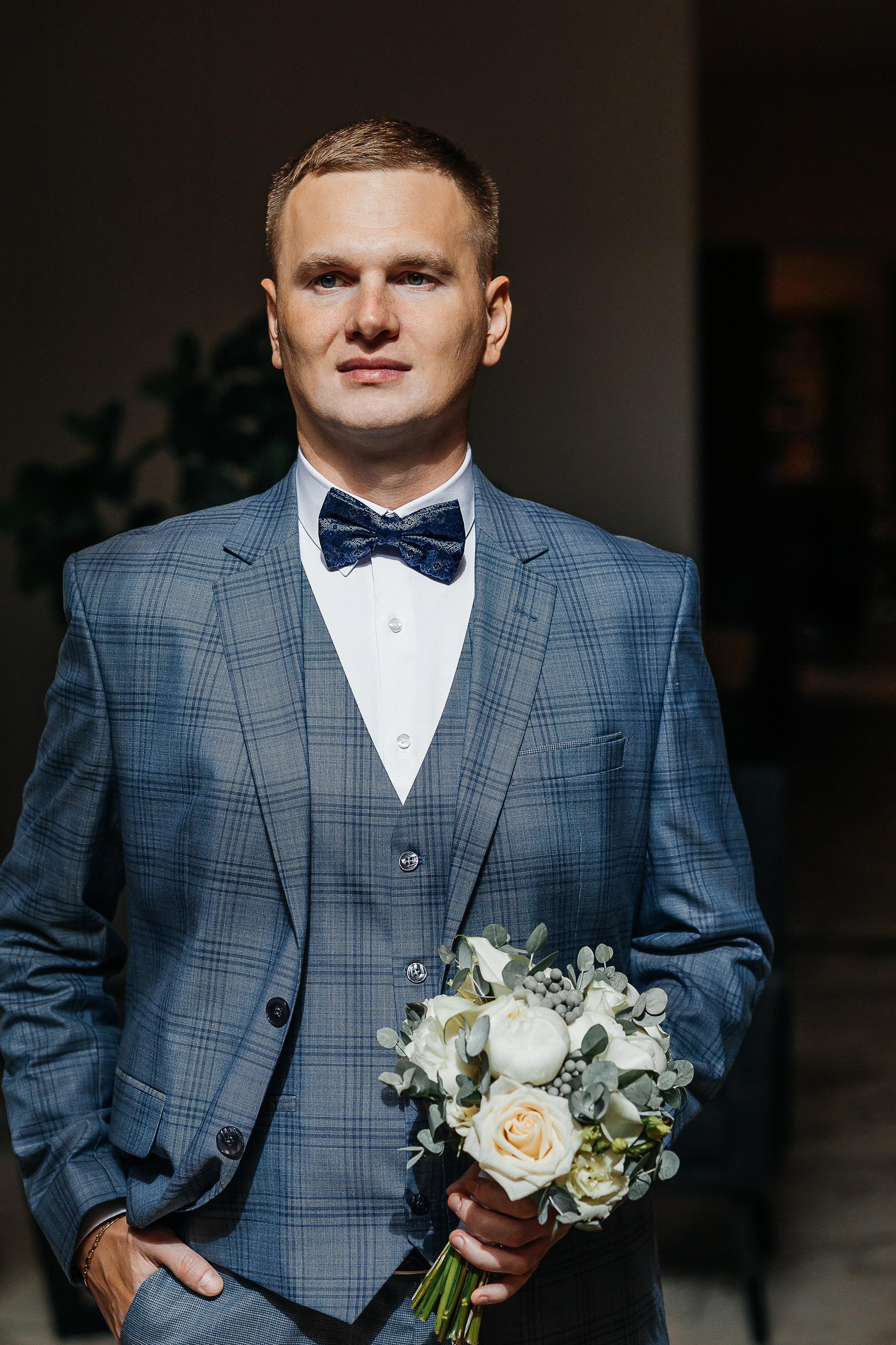 Трогательная выездная церемония в уютном дворике отеля. Олег Сверчков | Свадебный фотограф Вологда