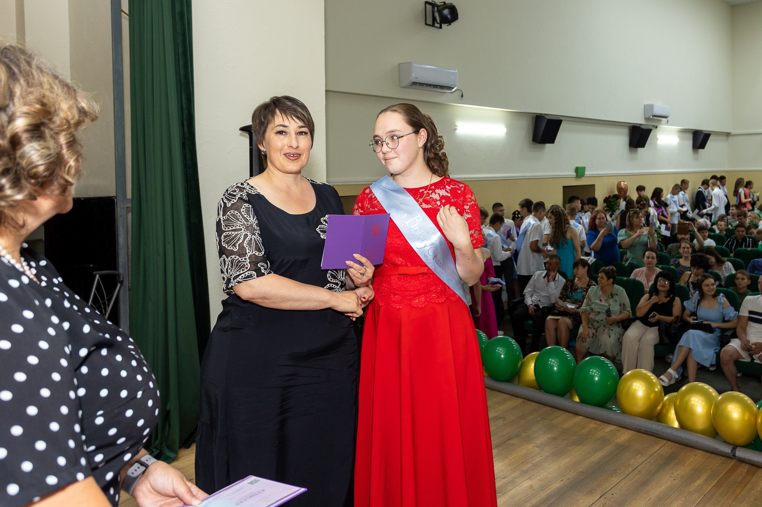 Вручение аттестата и выпускной вечер. Выпускные альбомы Майкоп, Краснодар Елена Золотарева