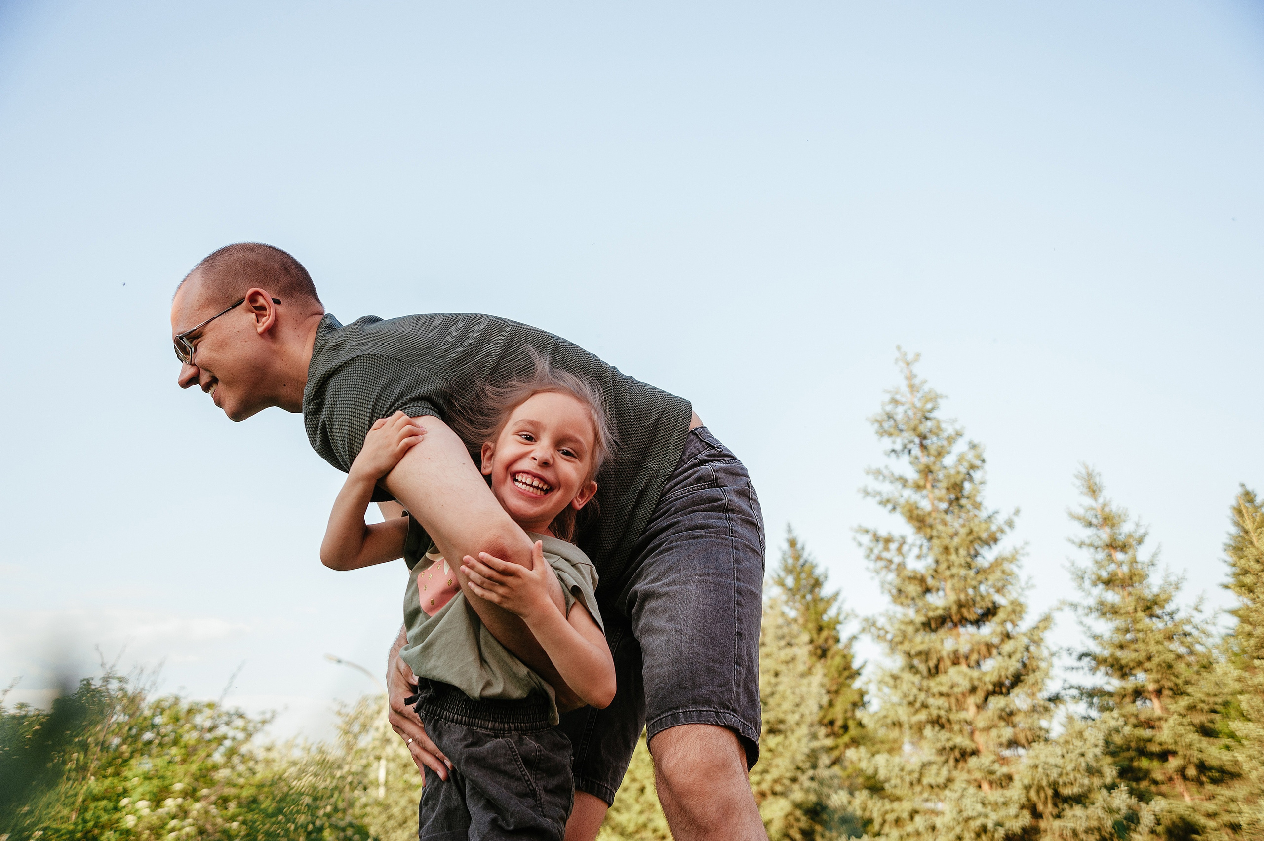 Уличная семейная фотосессия в Краснообске. Семейный фотограф Дарья Едапина Новосибирск. Фотограф Дарья Едапина Новосибирск