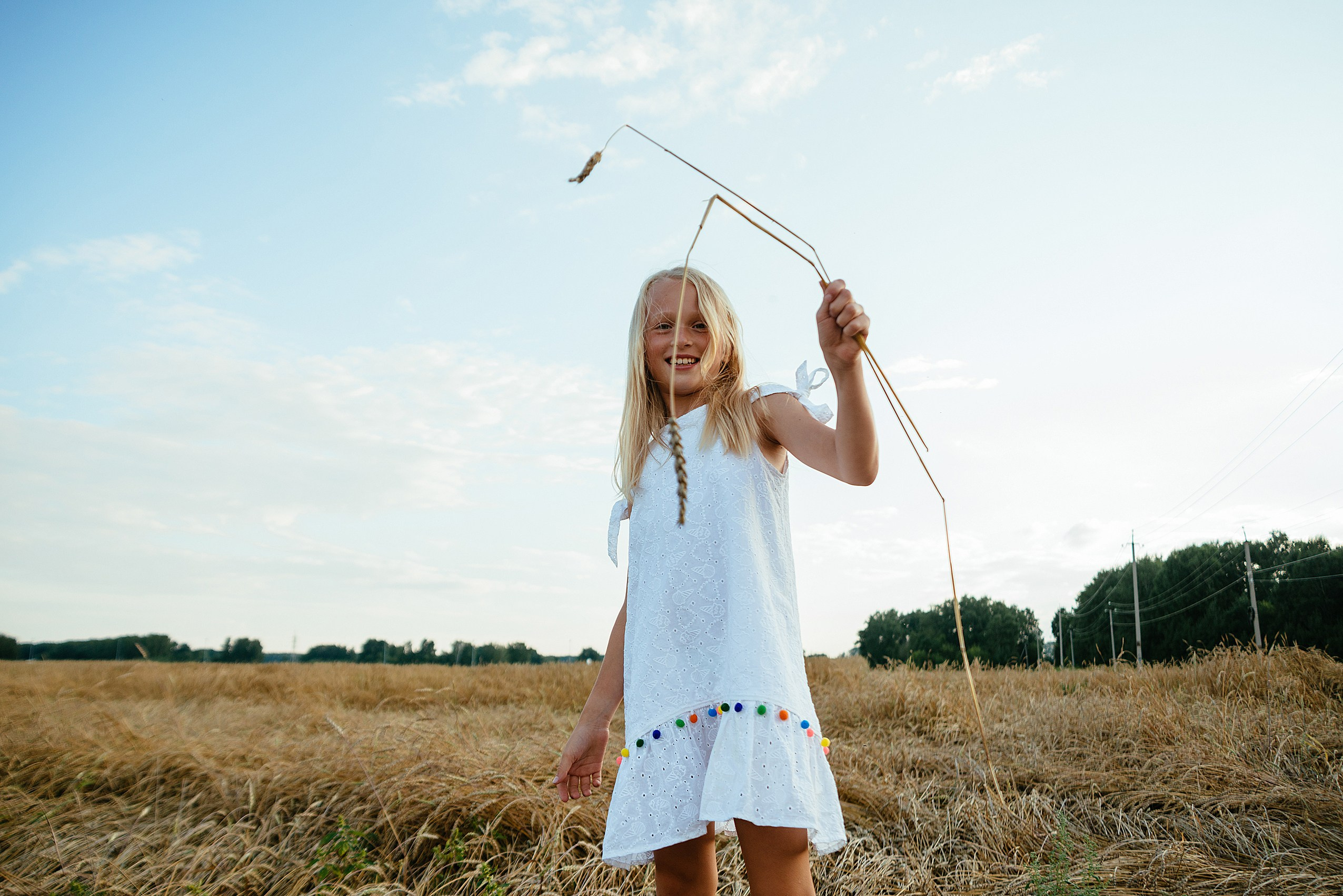 Уличная семейная фотосессия в пшеничном поле. Семейный фотограф Дарья Едапина Новосибирск. Фотограф Дарья Едапина Новосибирск