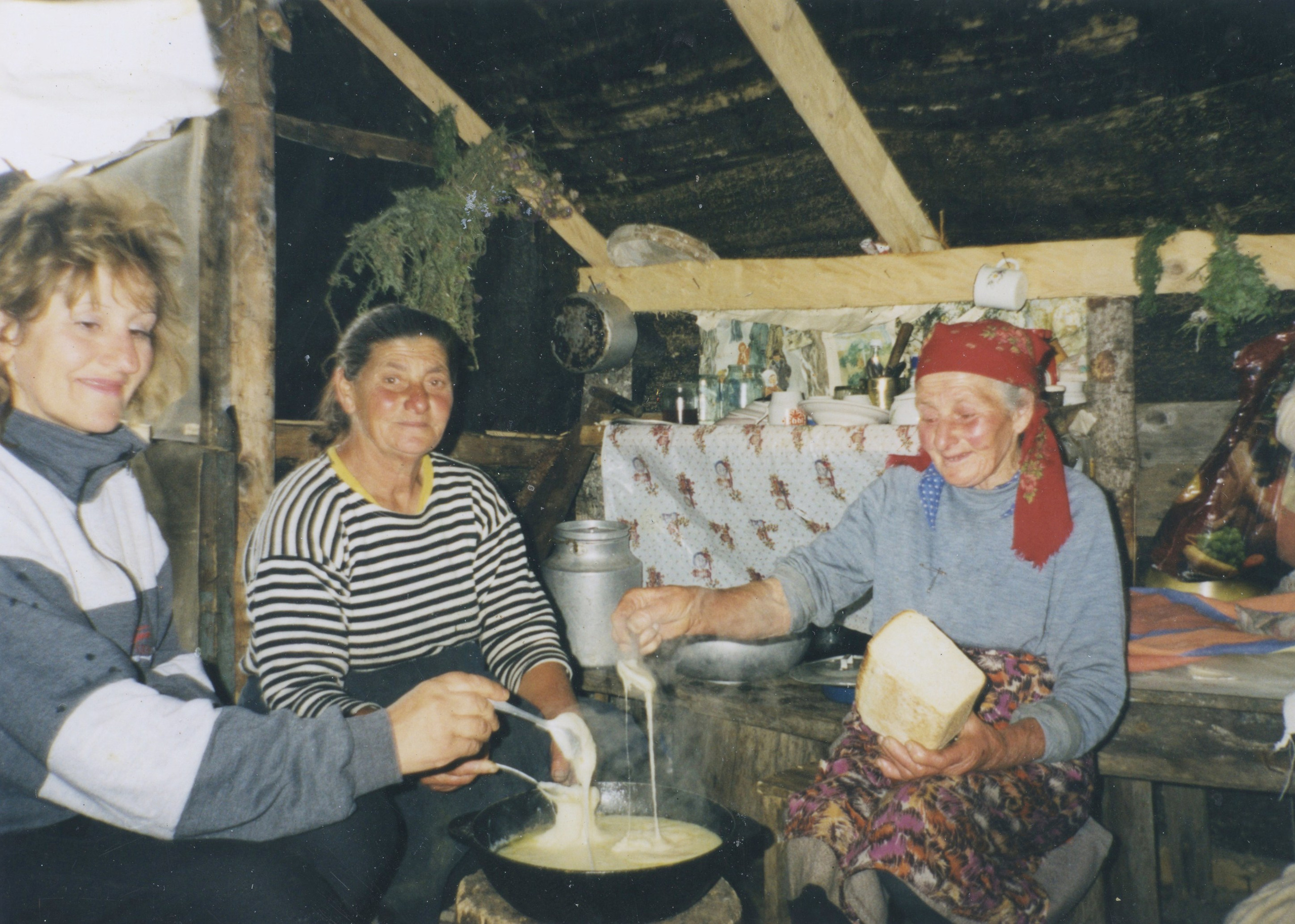 Асмик Кегеян (Игнатосян), Астхык Топчиян (Игнатосян), Рима Вецмадян, 1997(?). Архив Анаиды Кегеян.  