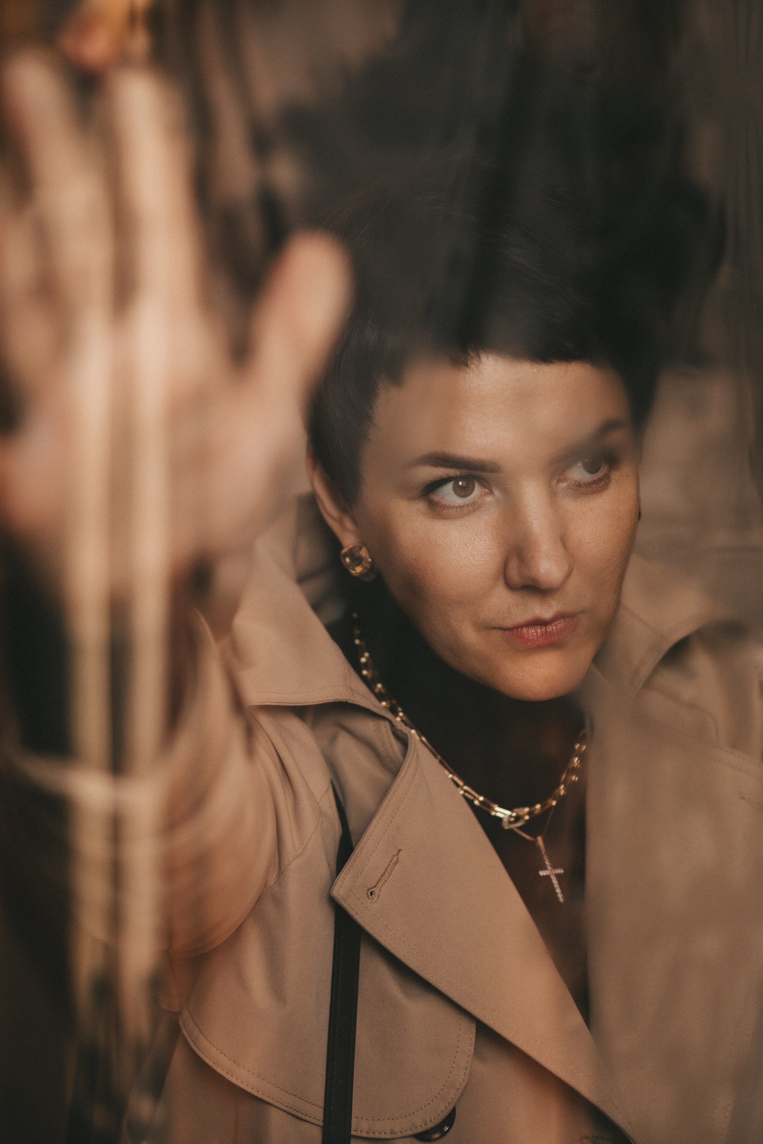 женский портрет через стеклянную дверь