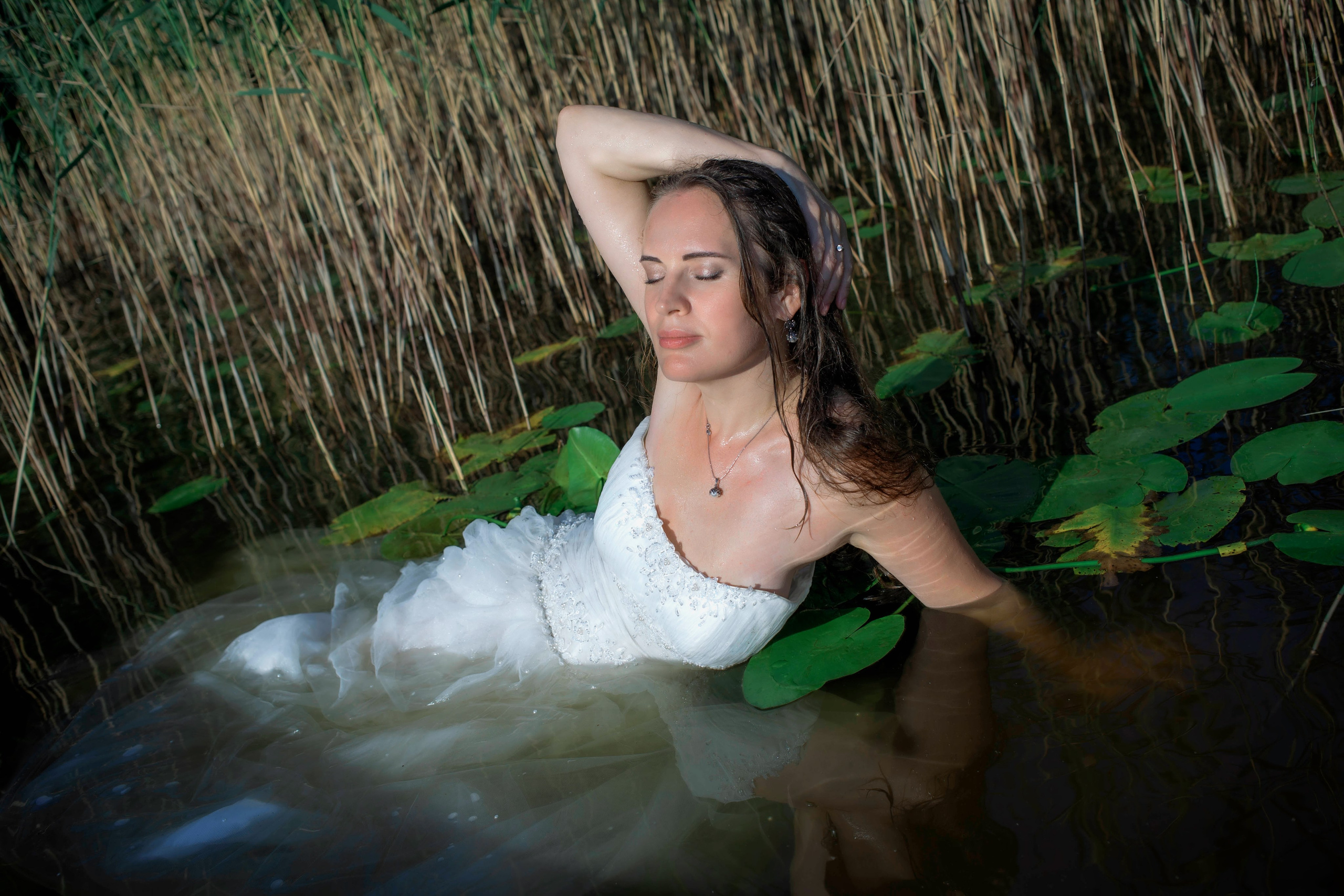 Вторая жизнь свадебного платья: фотосессия на озере под Санкт-Петербургом. Портретные фотосессии, контент-съемки, репортаж
