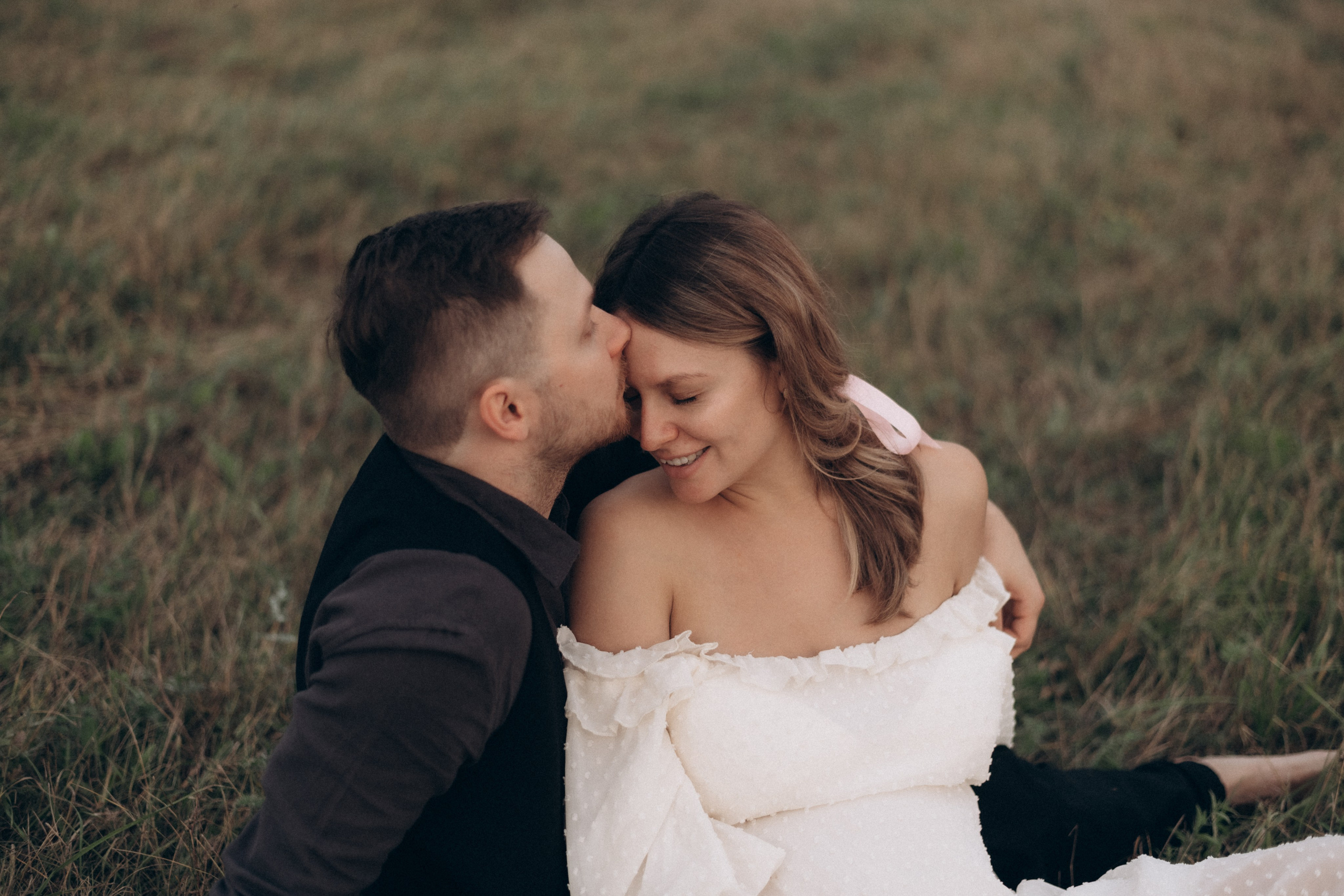 Фотосессия лавстори в поле