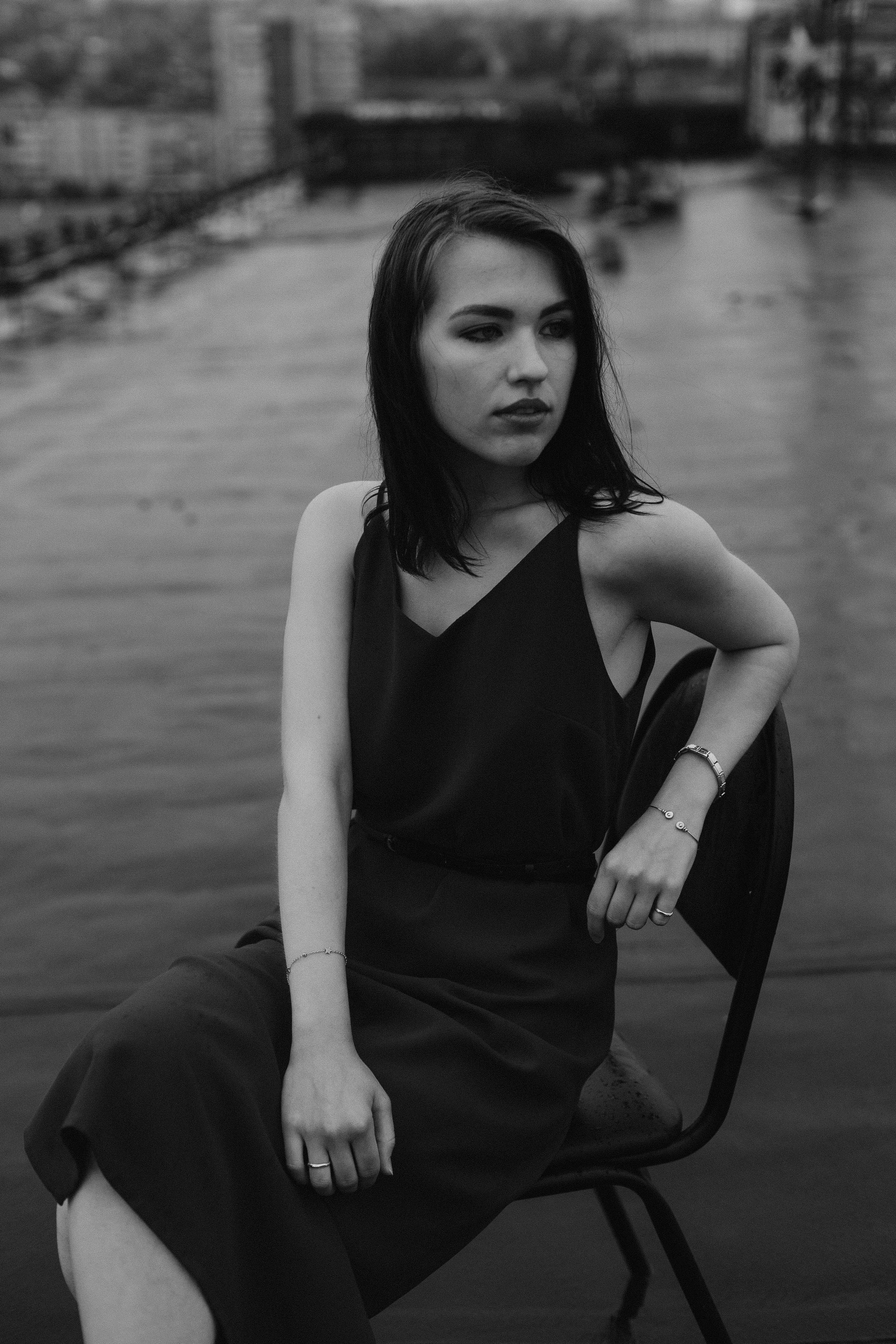 Черно-белая женская фотосессия на крыше в Красноярске