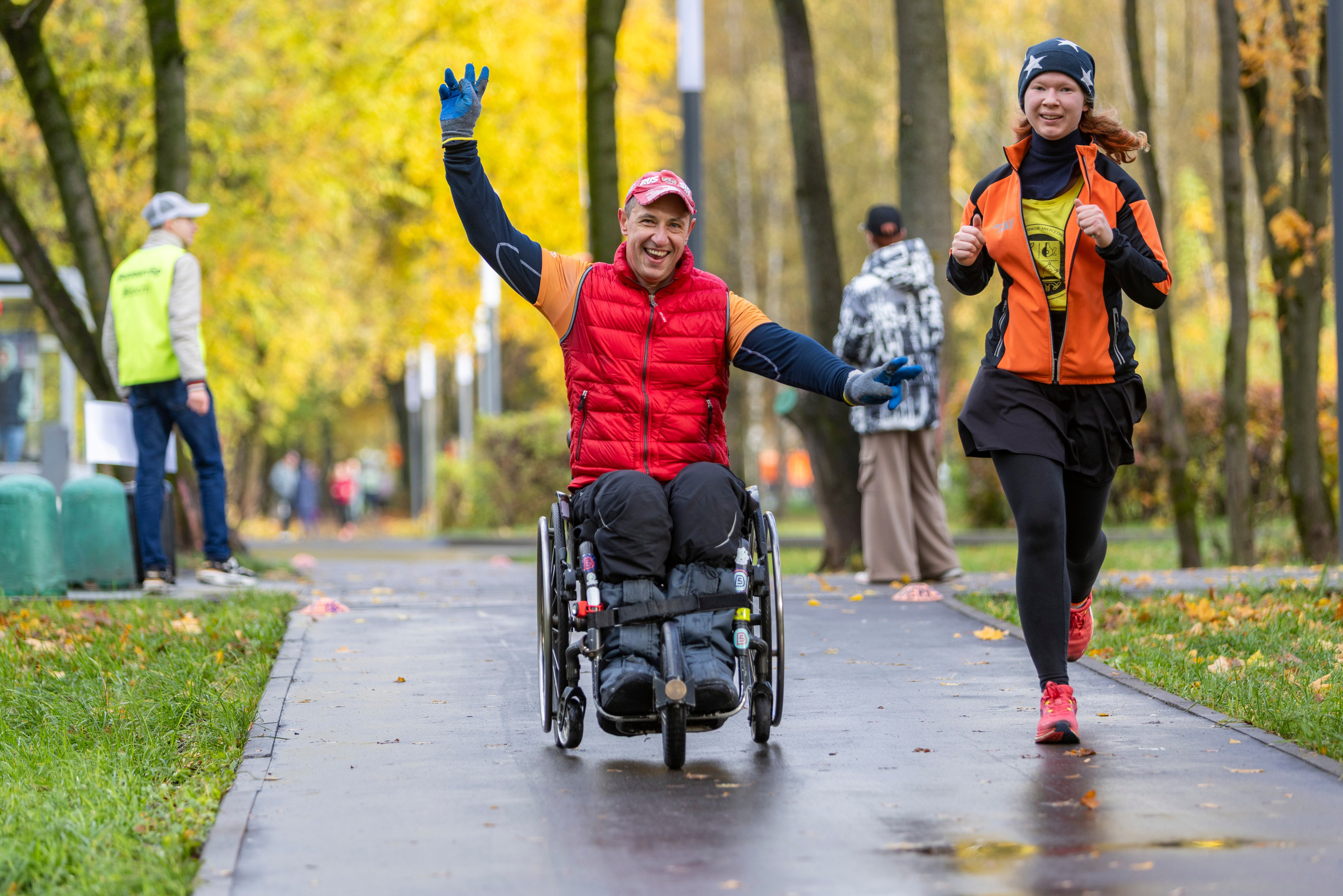 5 вёрст в городском парке Лобня 18.10.25. Фотограф Сергей Ловкий