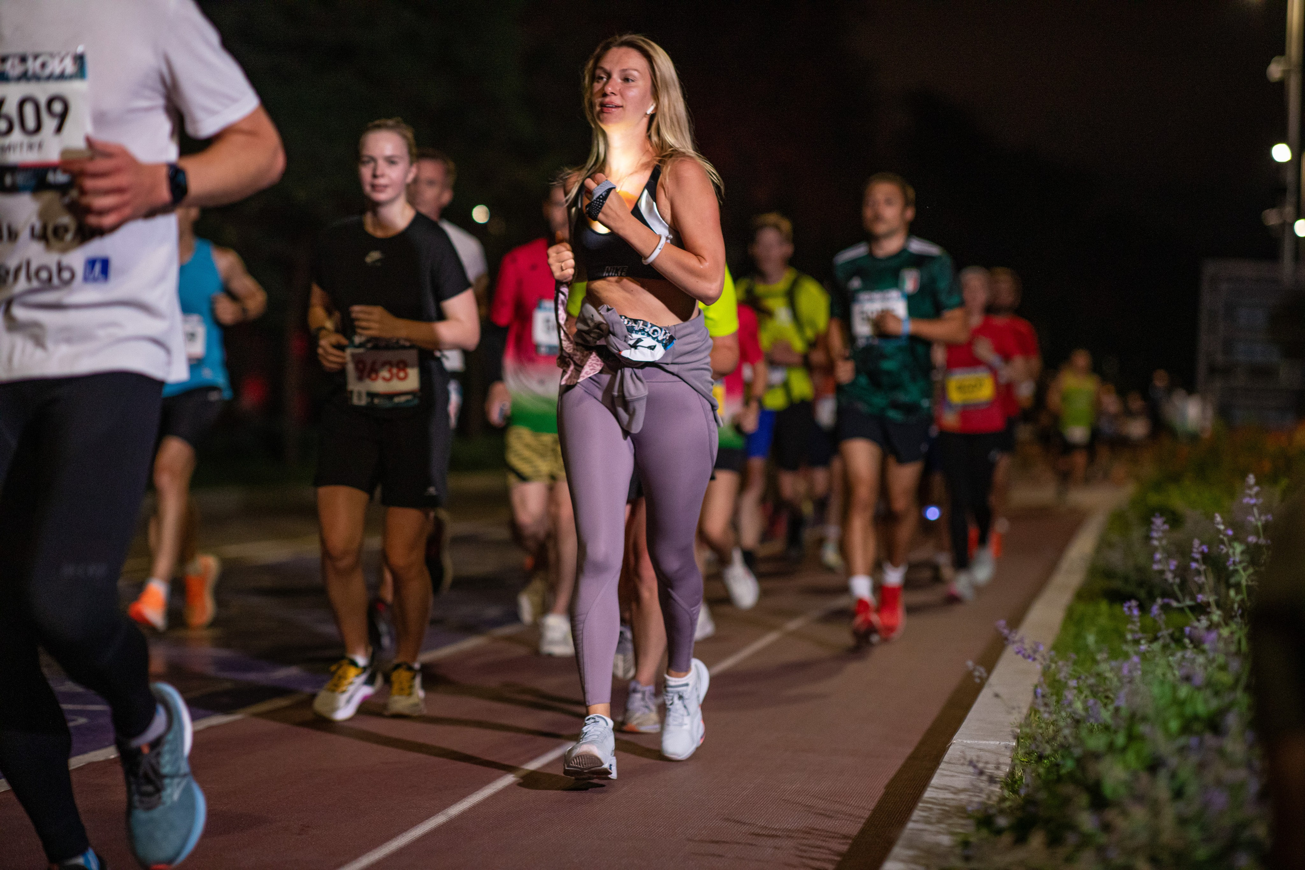 Ночной забег в ленте фотографий бегунов 03.08.24. Фотограф Сергей Ловкий