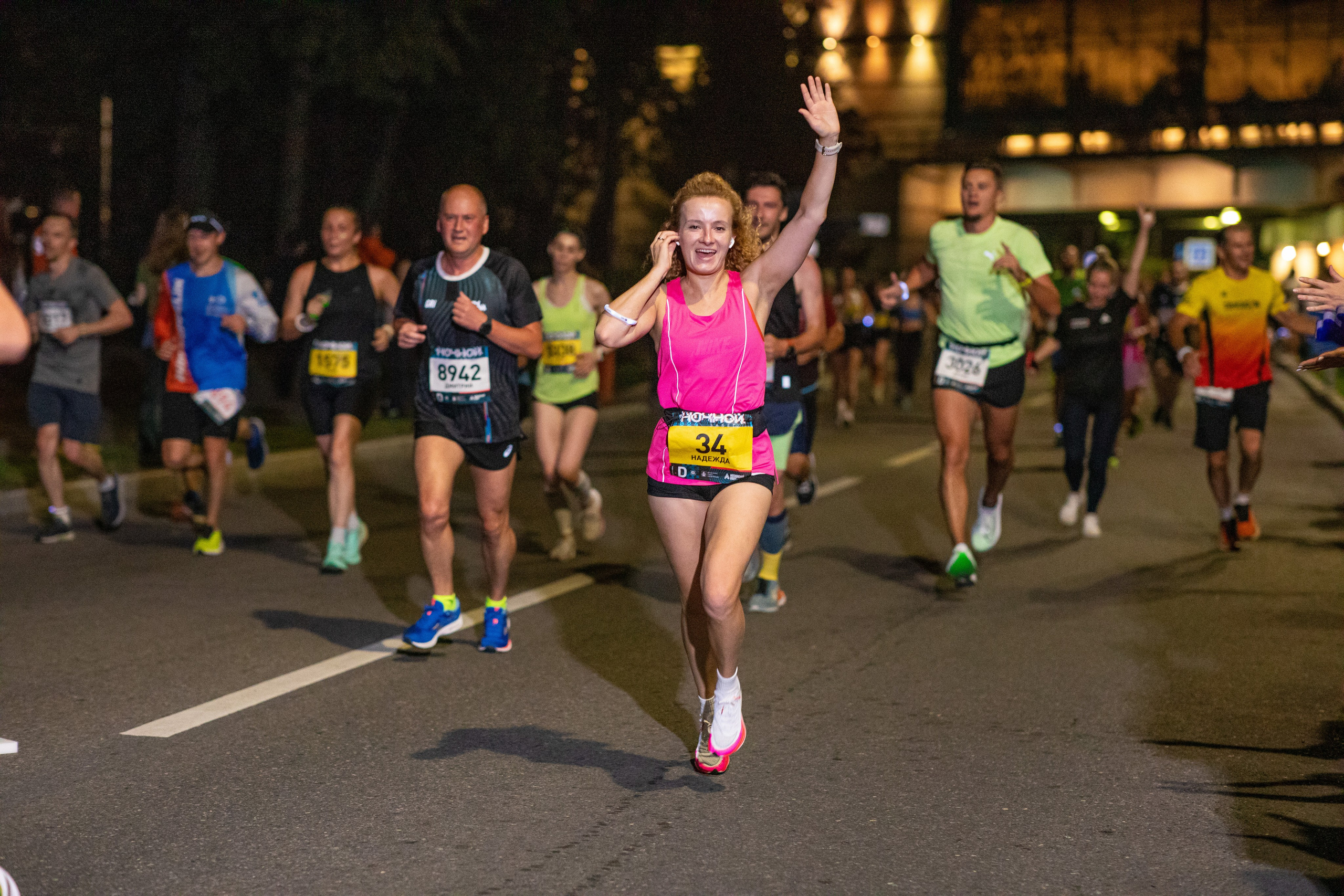 Ночной забег в ленте фотографий бегунов 03.08.24. Фотограф Сергей Ловкий