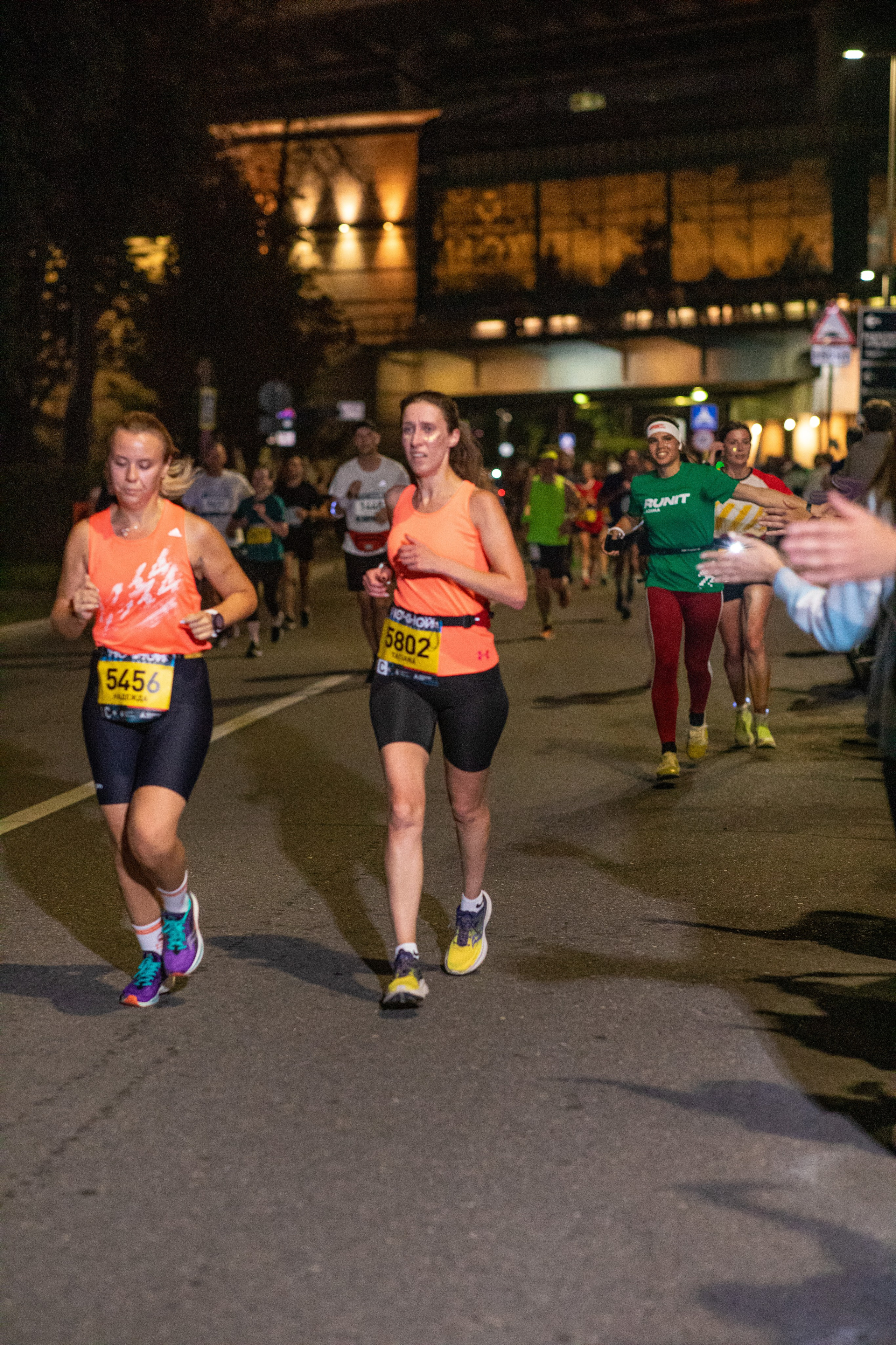 Ночной забег в ленте фотографий бегунов 03.08.24. Фотограф Сергей Ловкий
