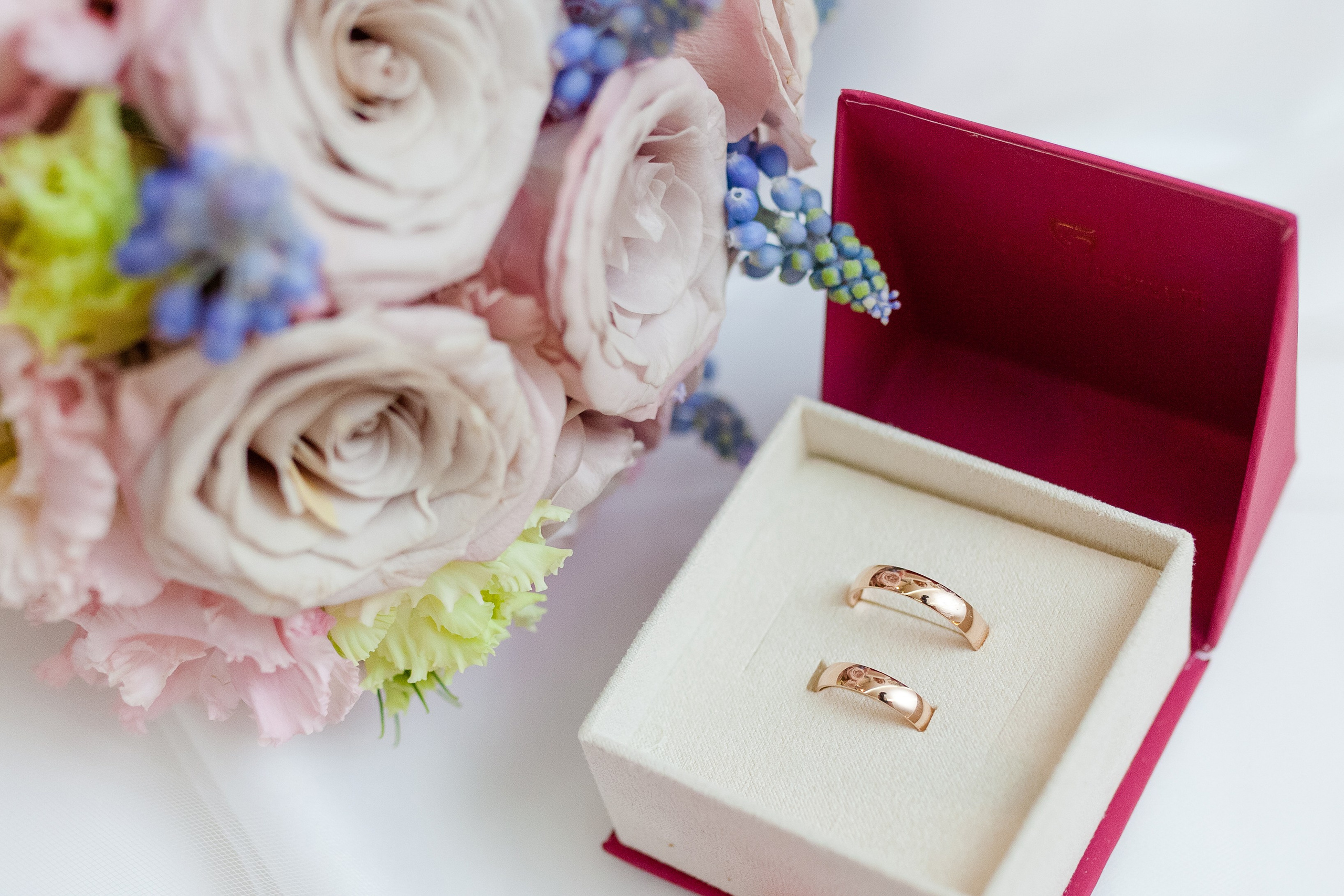 Золотые Обручальные кольца лежат в коробочке