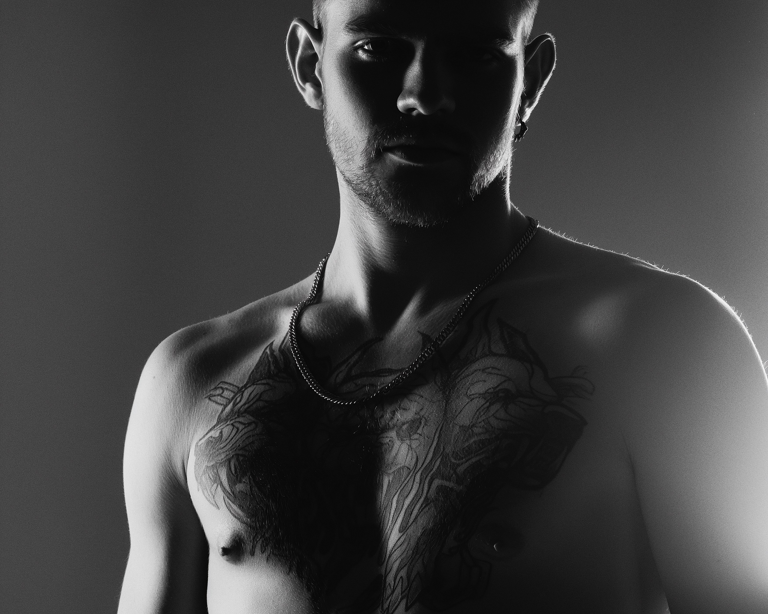 Мужской портрет, прямой взгляд в камеру, жесткий свет и глубокие тени, фотограф в Пензе Александра Овечкина.