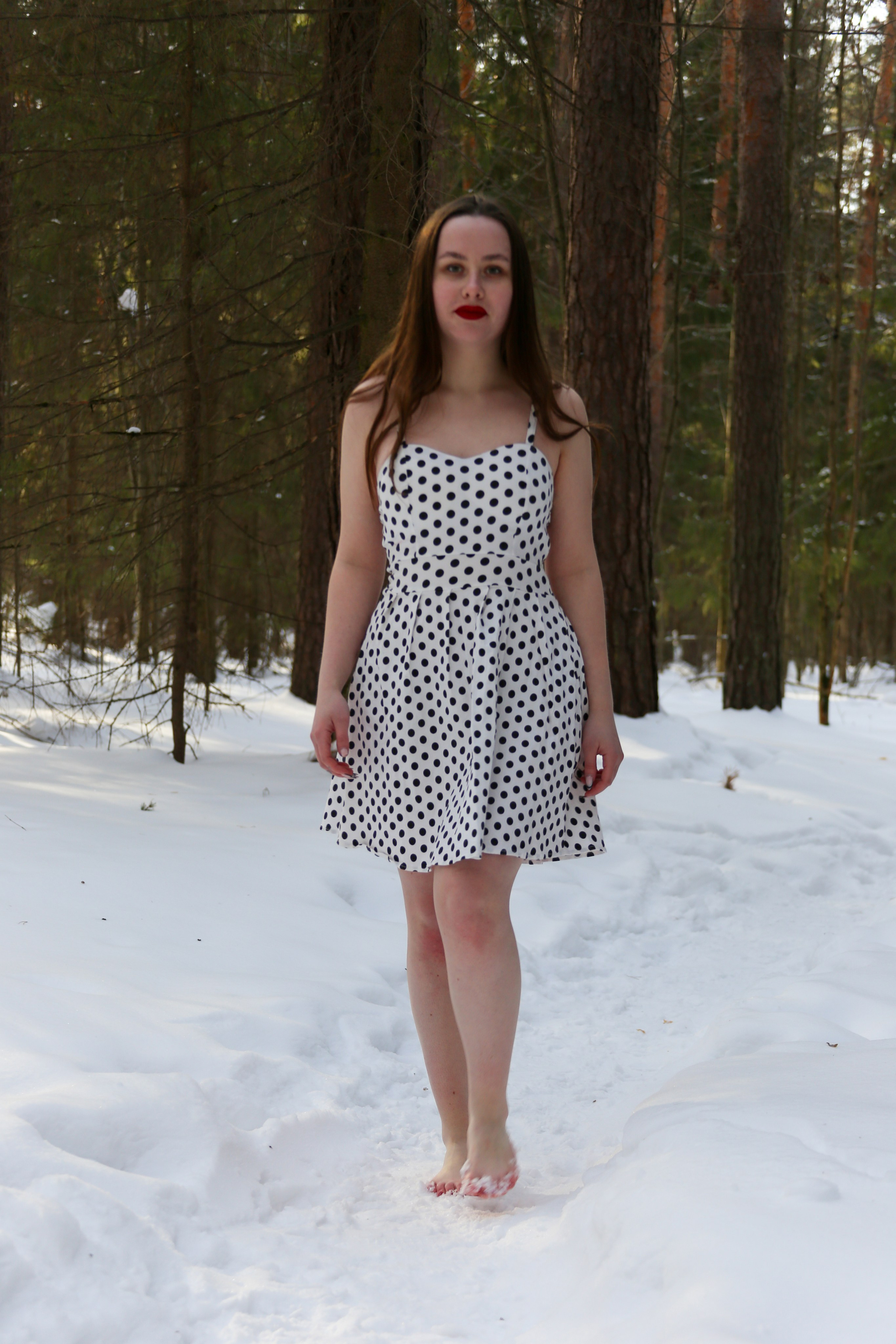 Ксюша на снегу босиком. Фотограф Пермь. Фотосессия в фотостудии Перми и на свежем воздухе