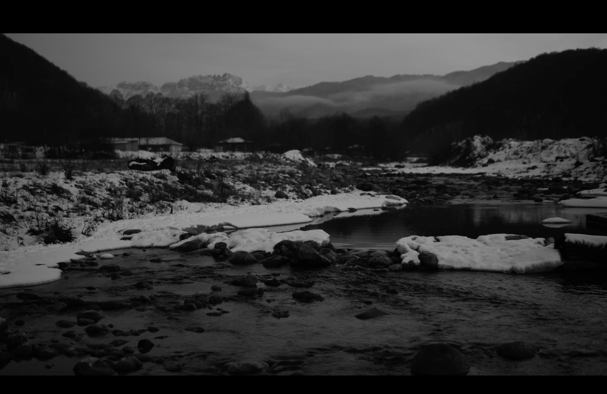 Ничего не было видно и приходилось прислушиваться. Художественная группа «Нежные Бабы»