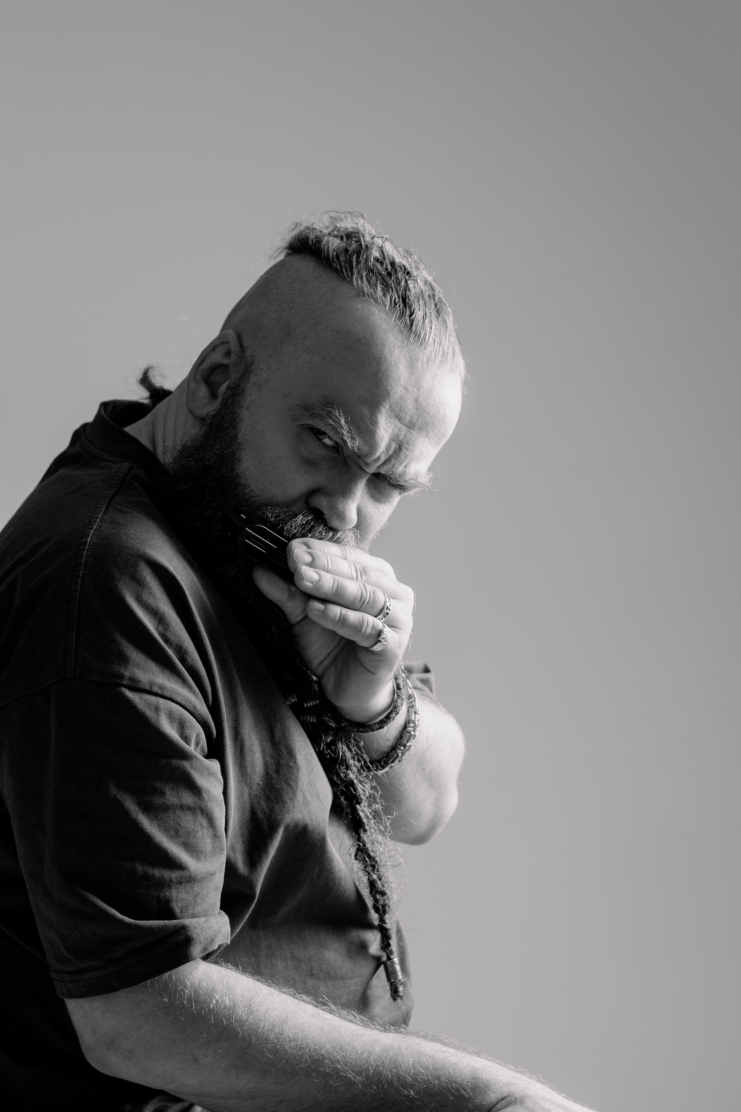 Борис Плотников. Губная гармоника. Мужской портрет, фотосессия для музыканта. Фотограф в Екатеринбурге Пойгина Елена