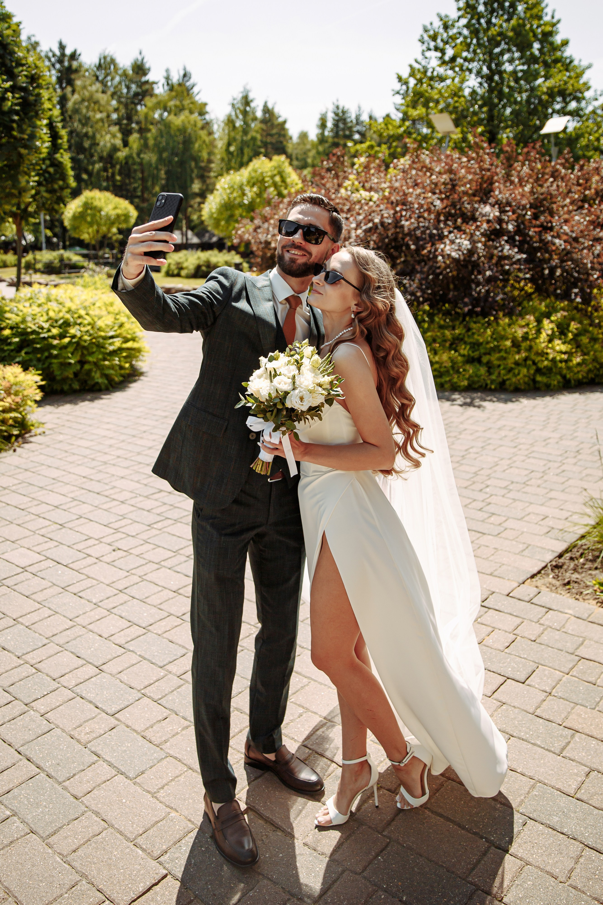 Свадебная фотосессия с кабриолетом и в загородном клубе Artiland. Свадебный фотограф Москва и МО Сергей Киржаев