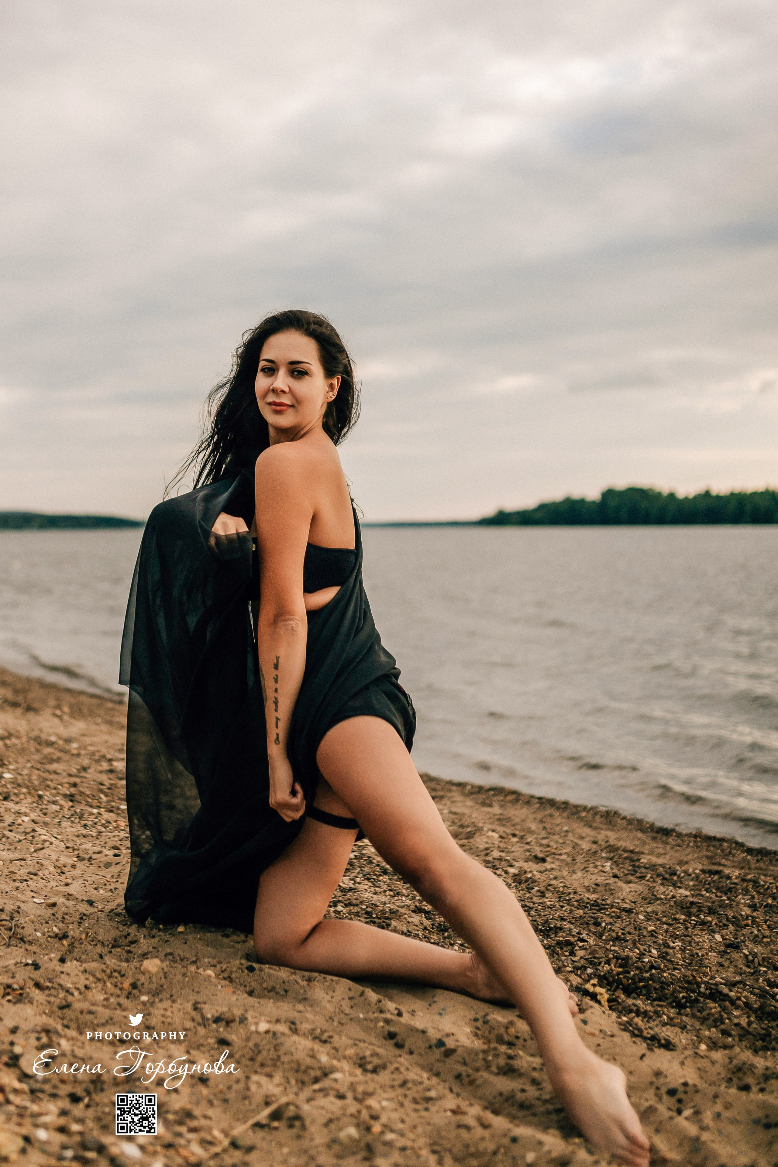 Черная серия с тканью. Набережная. Александра и Таисия. Июль 2025 г. Фотограф Пермь. Свадьбы. Семья и дети, школа, д. сад. Фотокниги