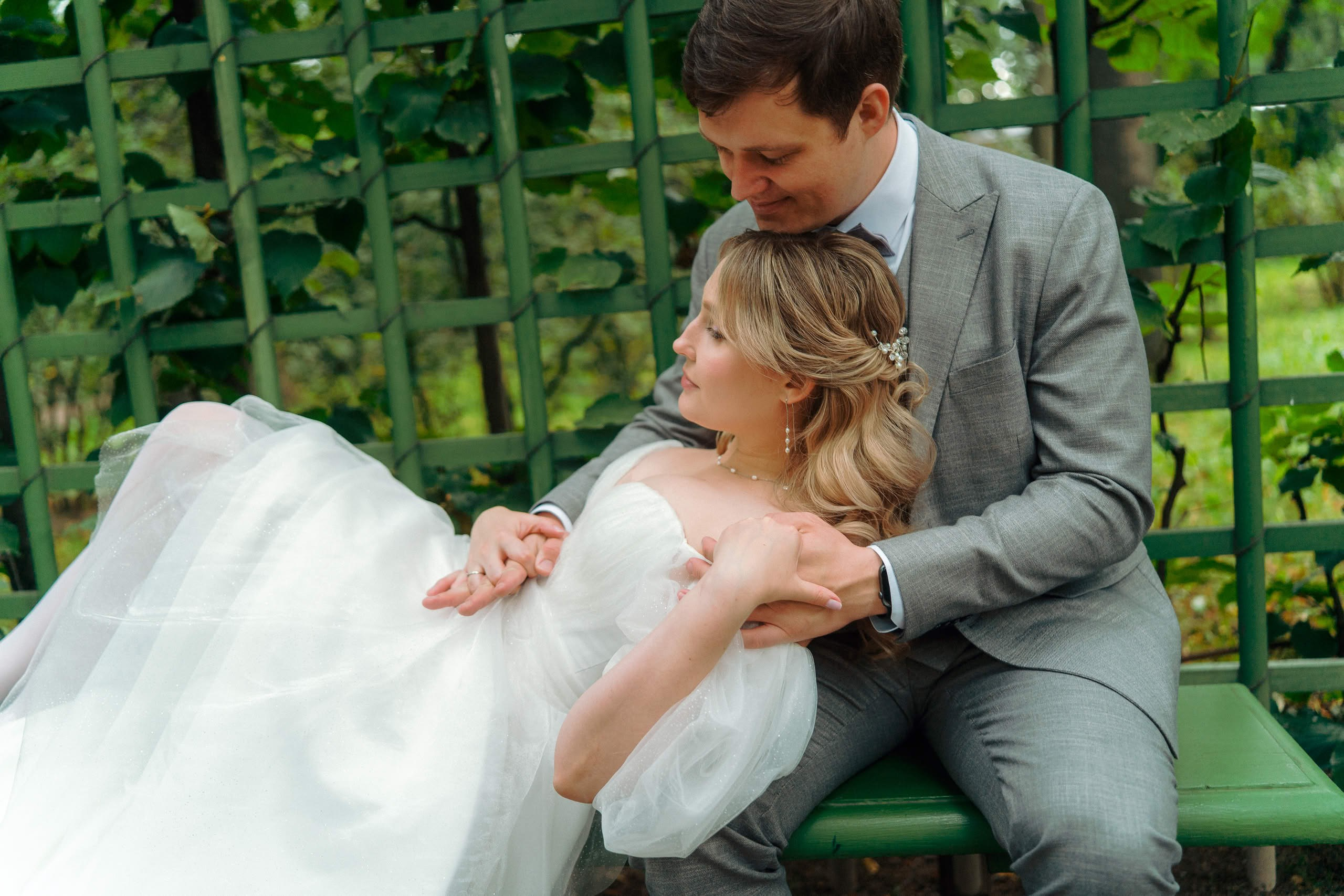 Мария и Алексей отдыхают на скамейке в Летнем саду