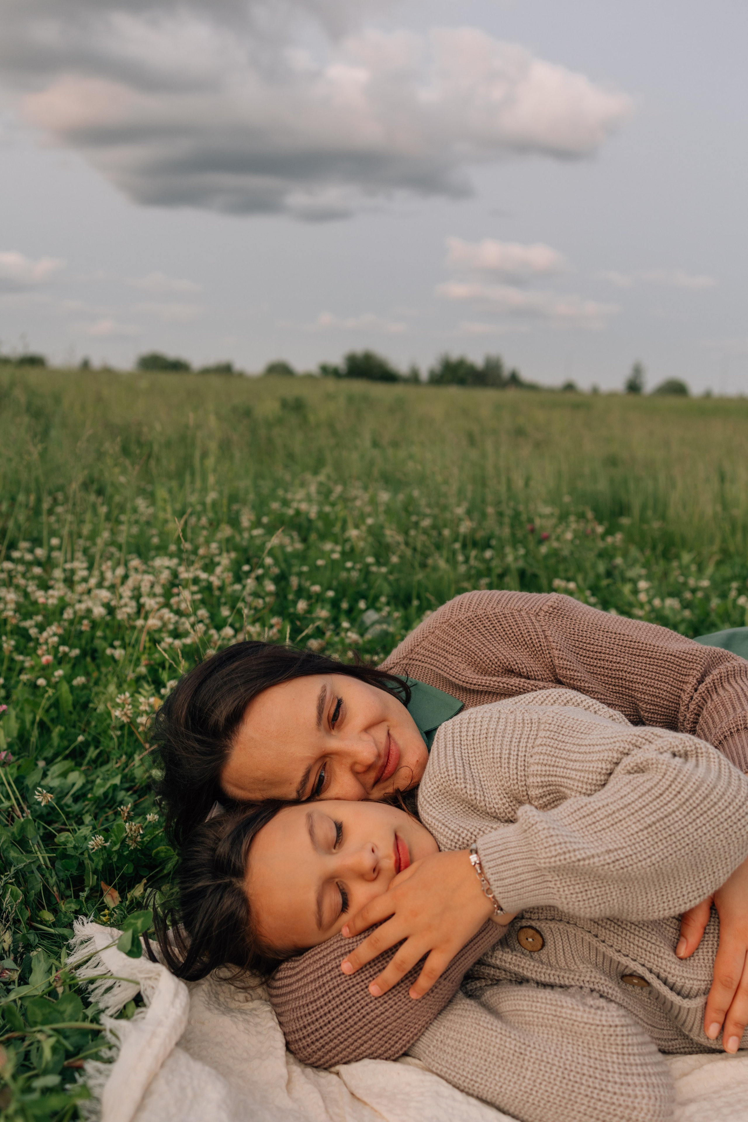 Анна, Марчелло, Настенька и Влада в поле. Фотограф Москва Светлана Кирюшина