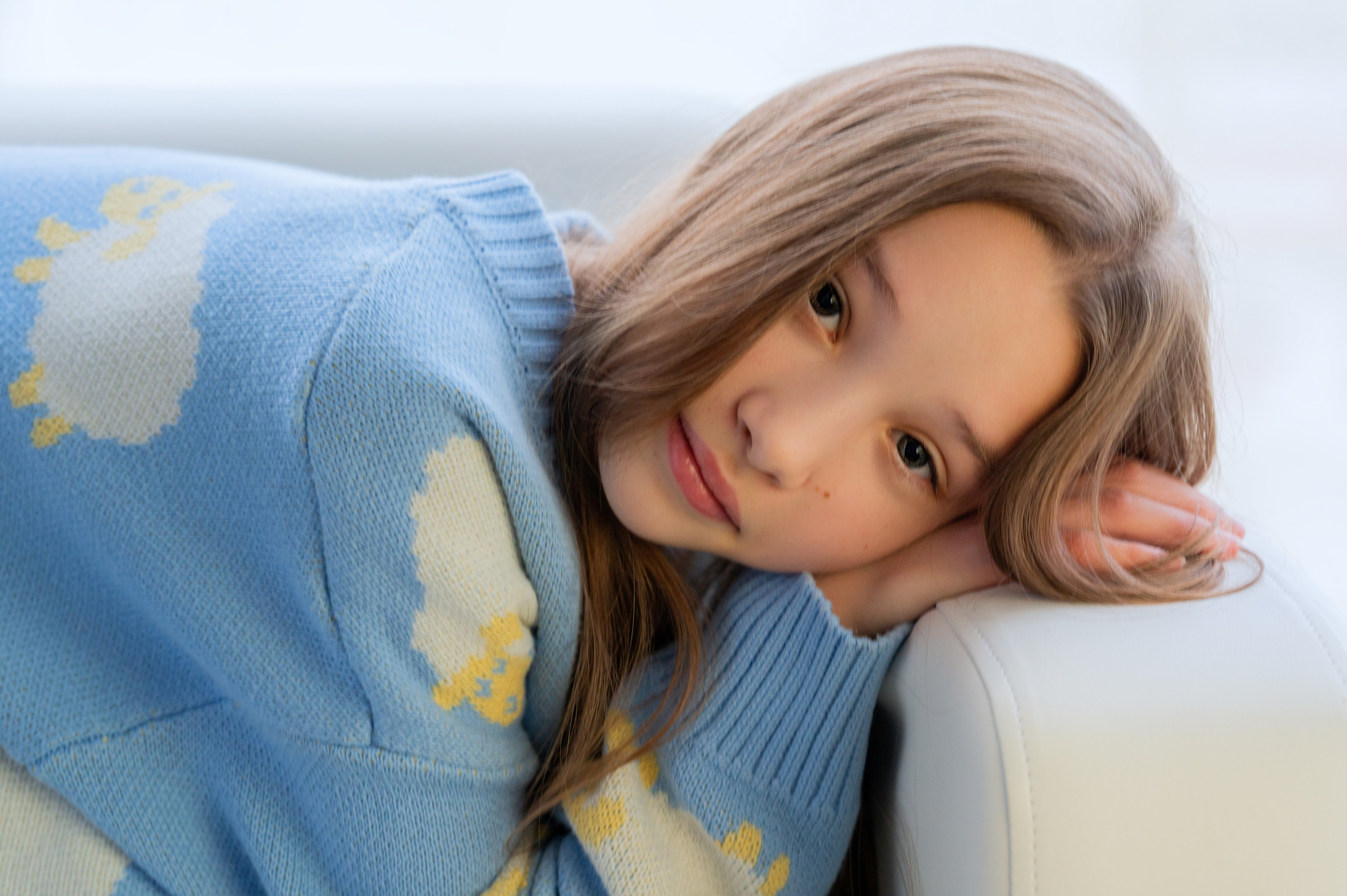 Студийная съёмка девочки в стиле Париж на диване