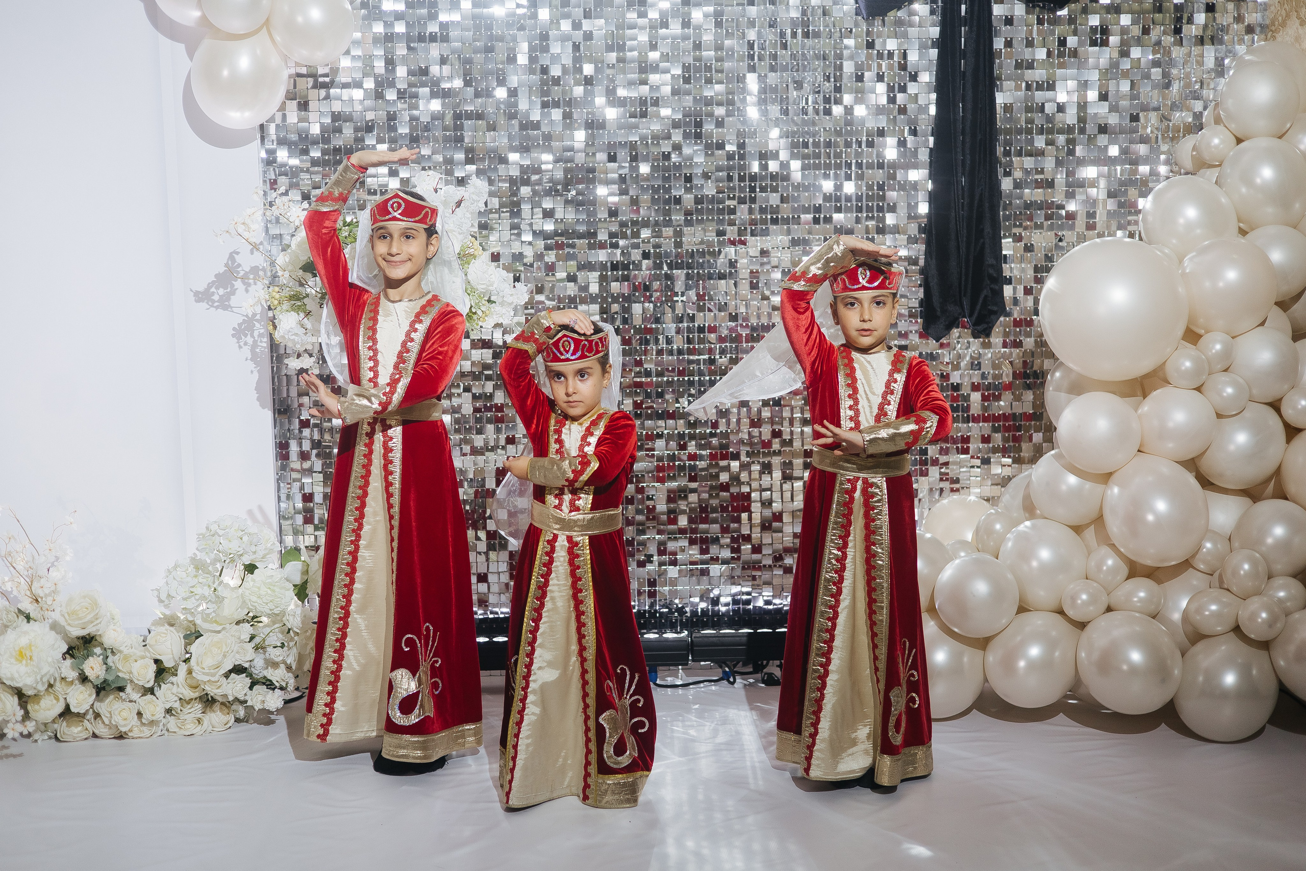 Ани и Назели. 35&5 День рождения, «Янтарь». Фотограф в Красноярске Надежда Воскресенская