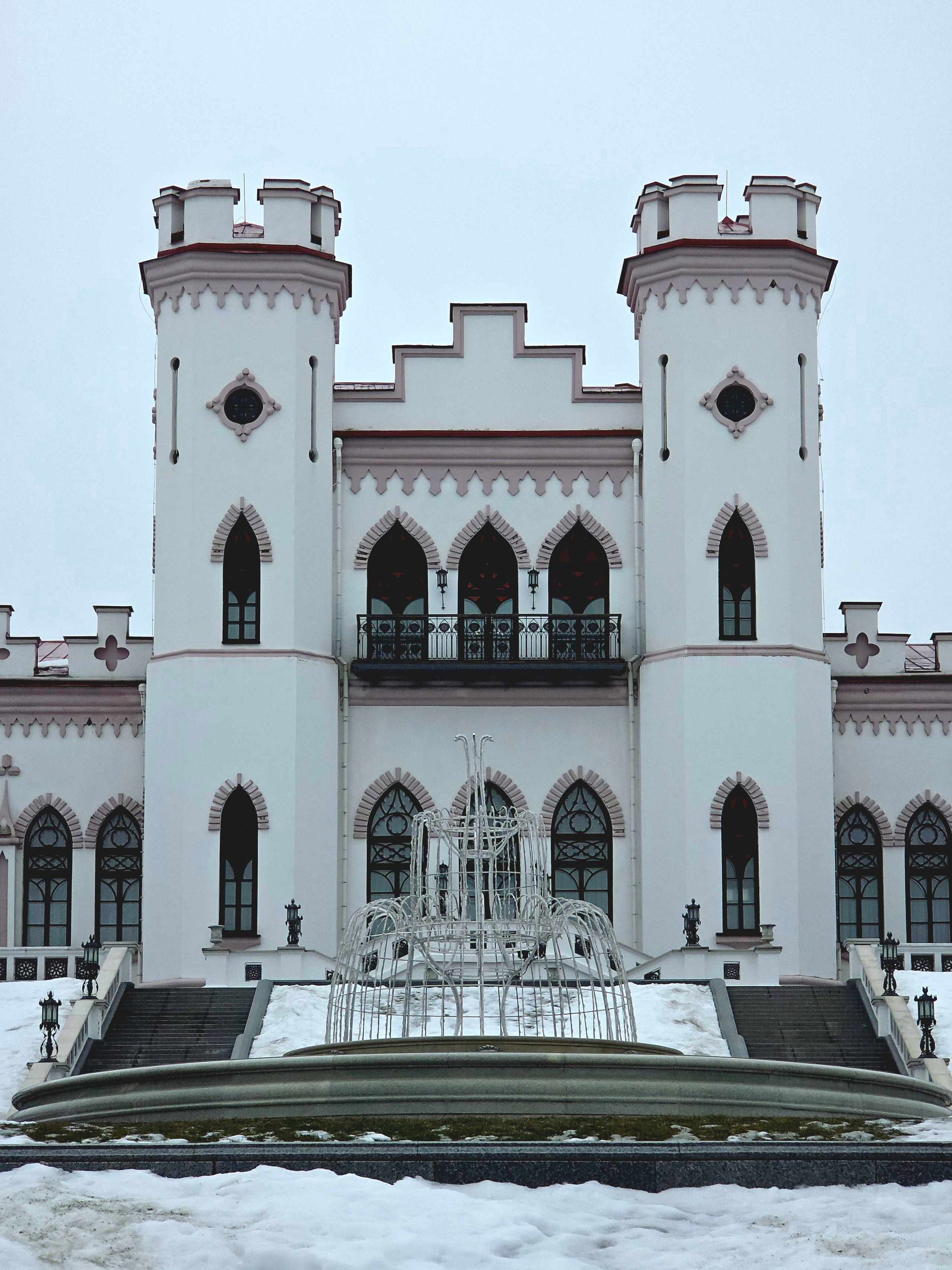 Экстерьер дворца был готов и 3 года назад