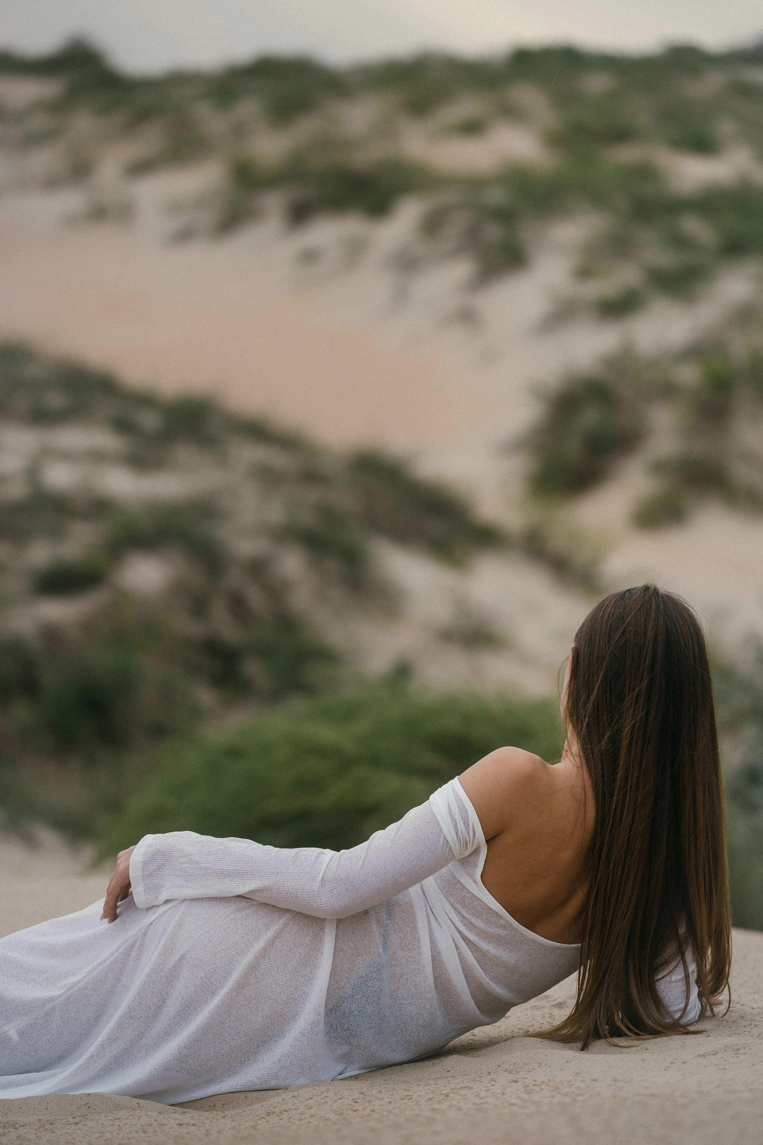 Фотосъёмка в "золотой час": нежный женский образ на барханах Анапы
