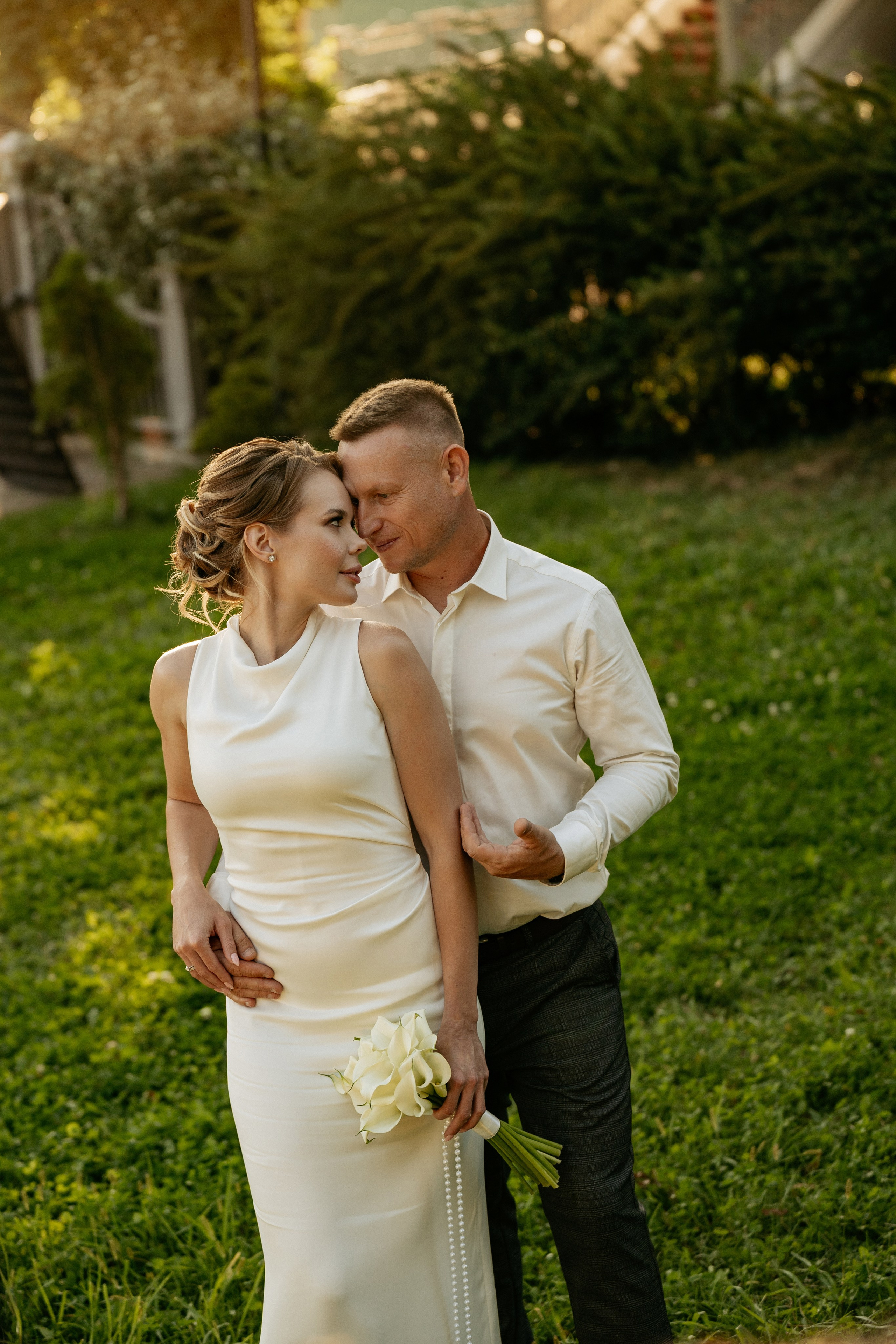 Свадебный фотограф Новороссийск с выездом в Абрау-Дюрсо. Яркие свадебные фотографии пары на фоне озера Абрау-Дюрсо.