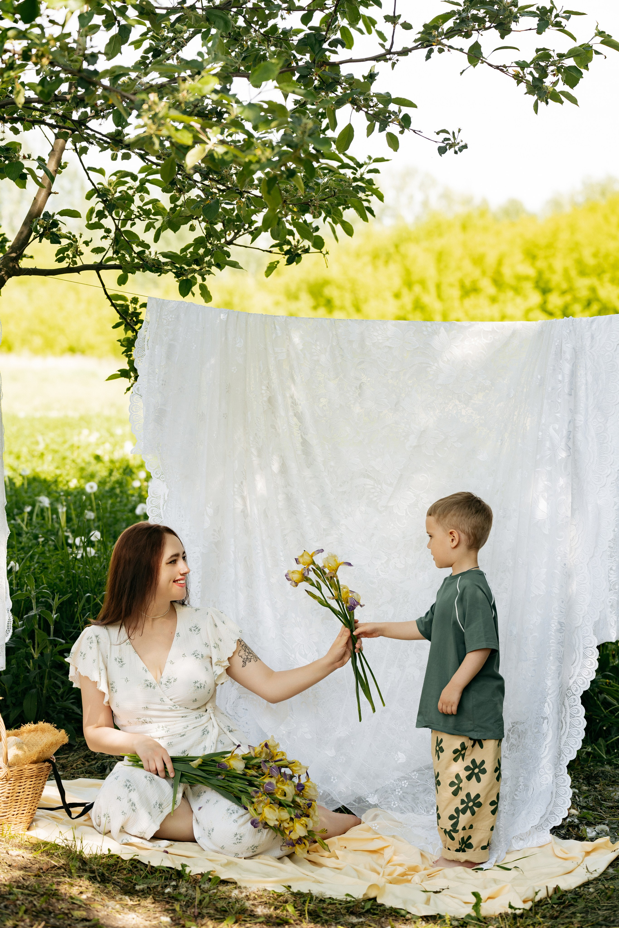 Малыш дарит цветы маме, семейная фотосессия на природе с утятами, фотограф Голубицкая
