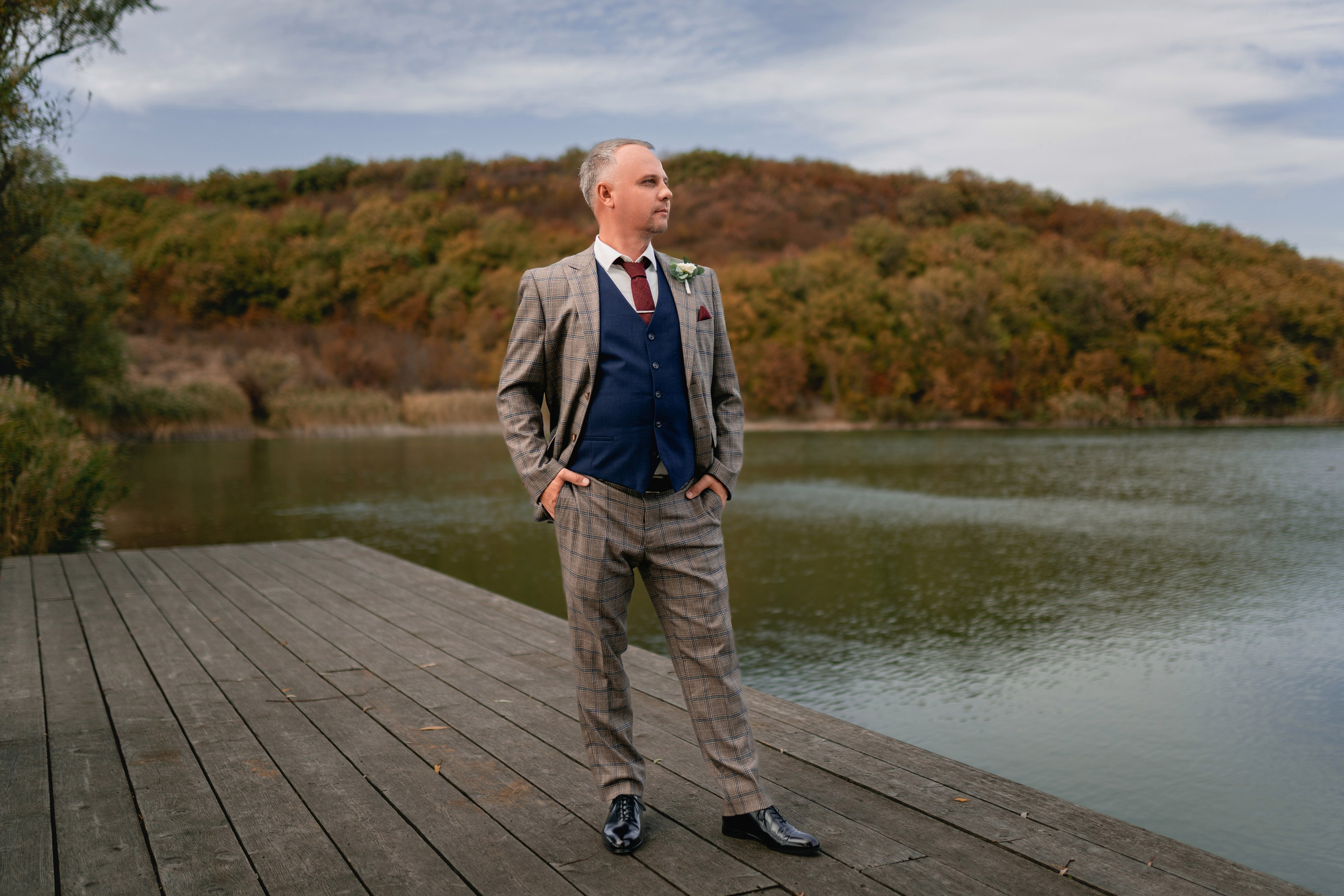 Жених, на фоне озера, красивая природа Краснодарского края, усадьба "Семигорье"  