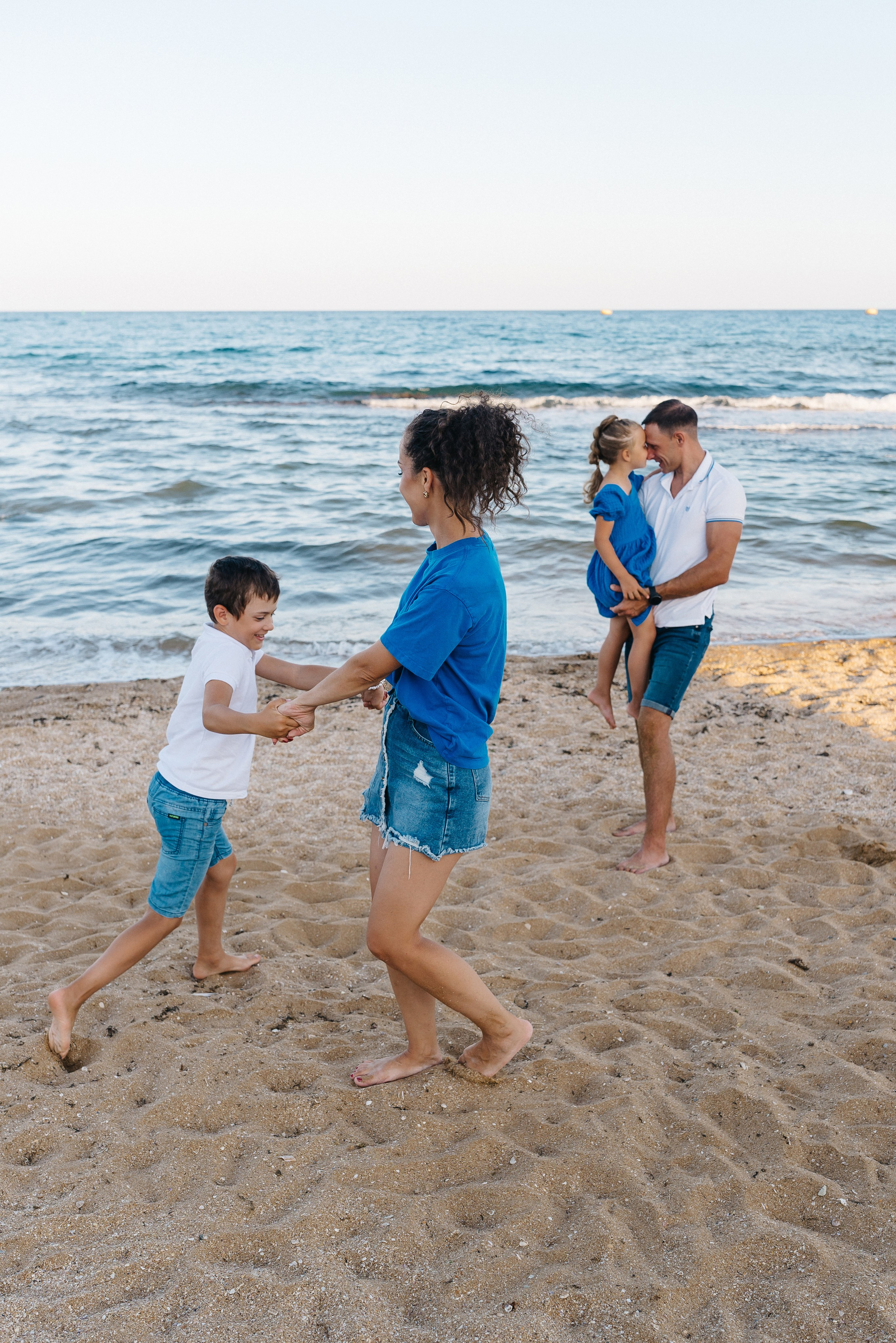 СЕМЕЙНАЯ ФОТОСЕССИЯ НА БЕРЕГУ МОРЯ В ФЕОДОСИИ
