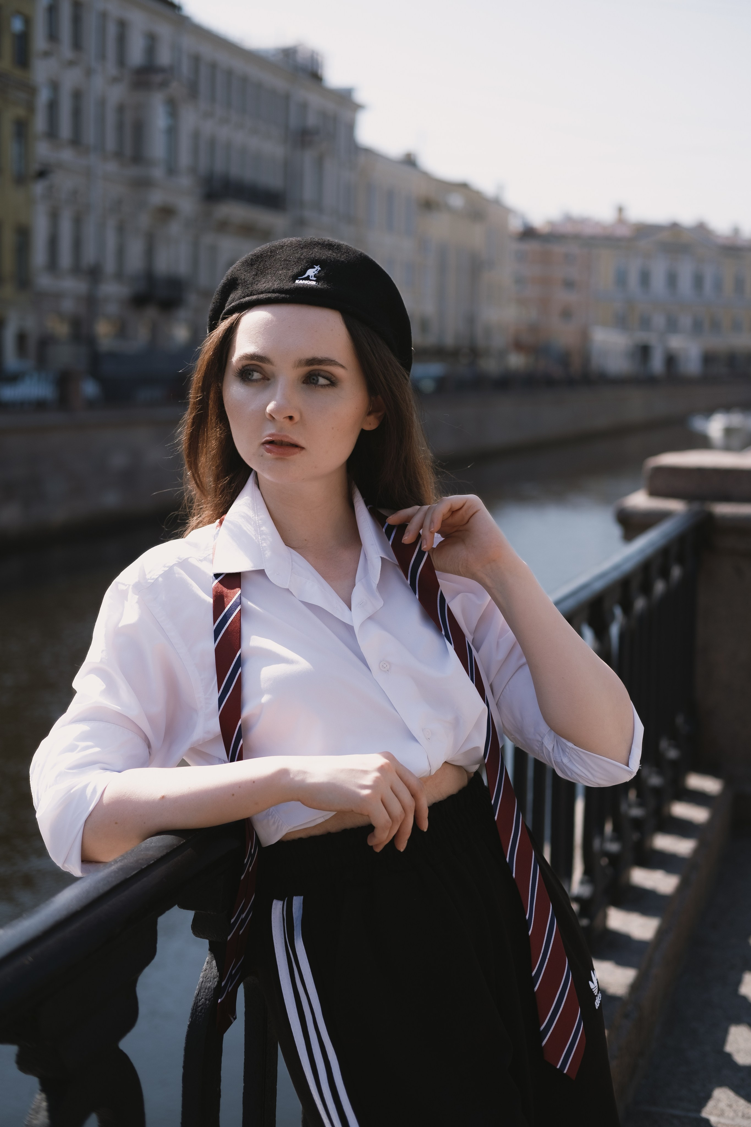 Девушка в развязанном галстуке у дома Зингера