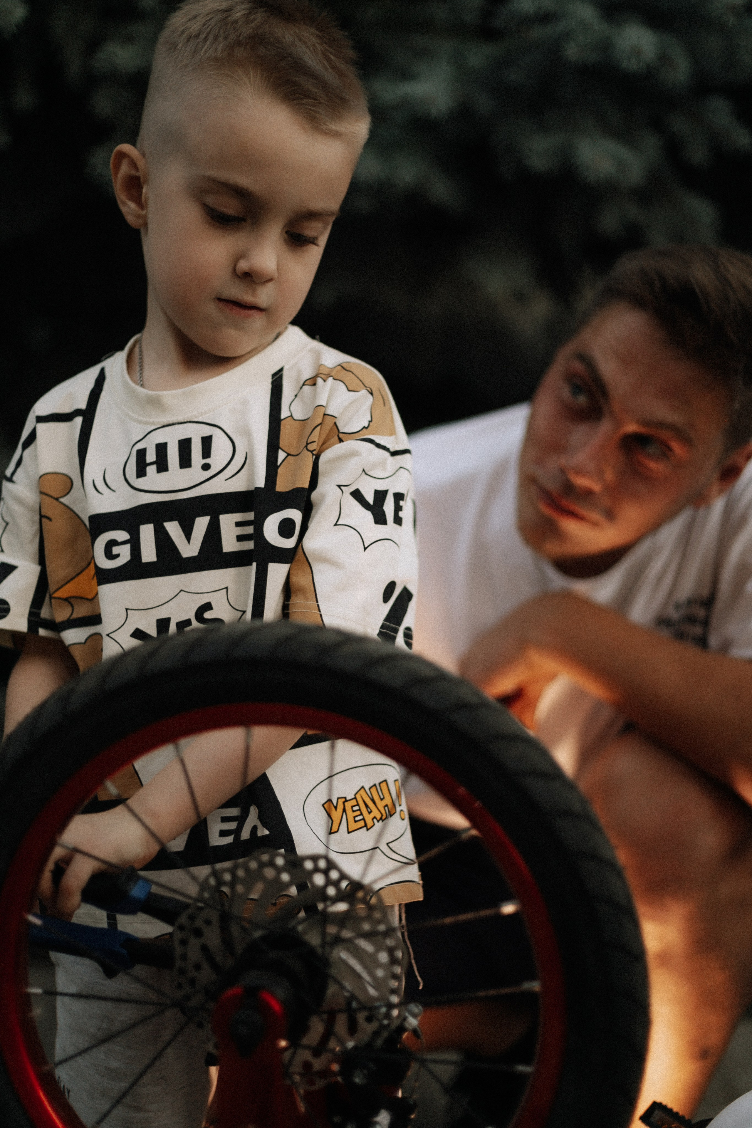 Папа учит сына кататься на велосипеде. Фотограф в Крыму | Виктория Нотевская