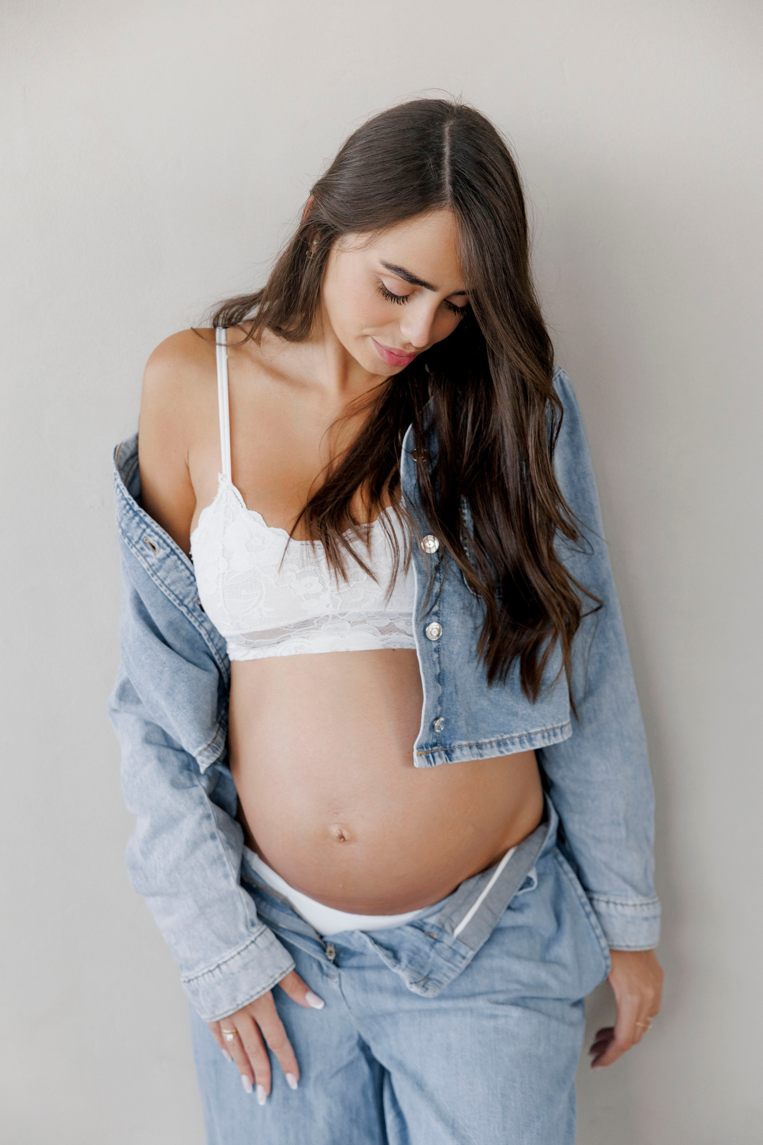 Pregnancy photoshoot inside the studio in Tel Aviv. Главная