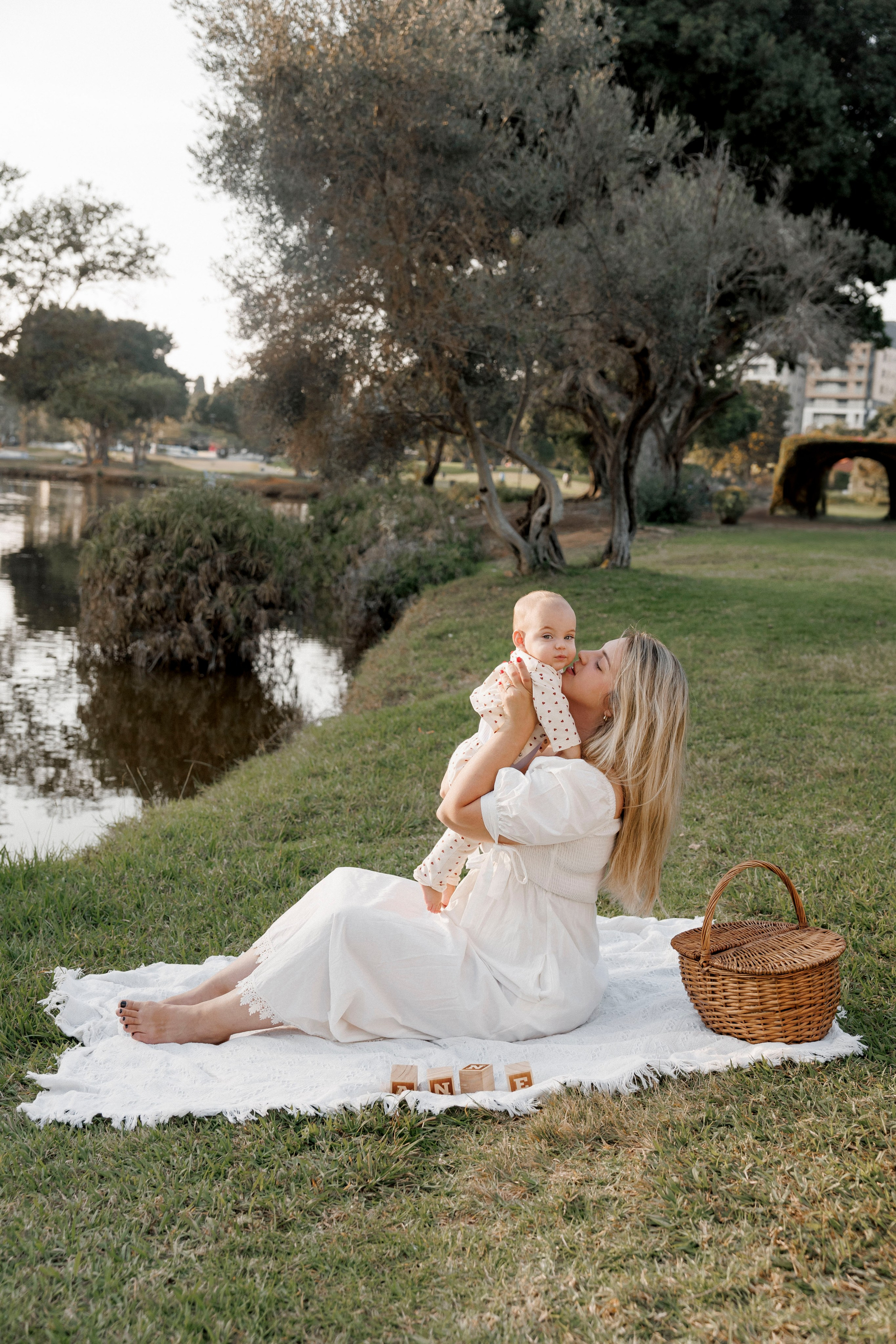 First year photoshoot inside the park (sunset). Wedding and family photographer