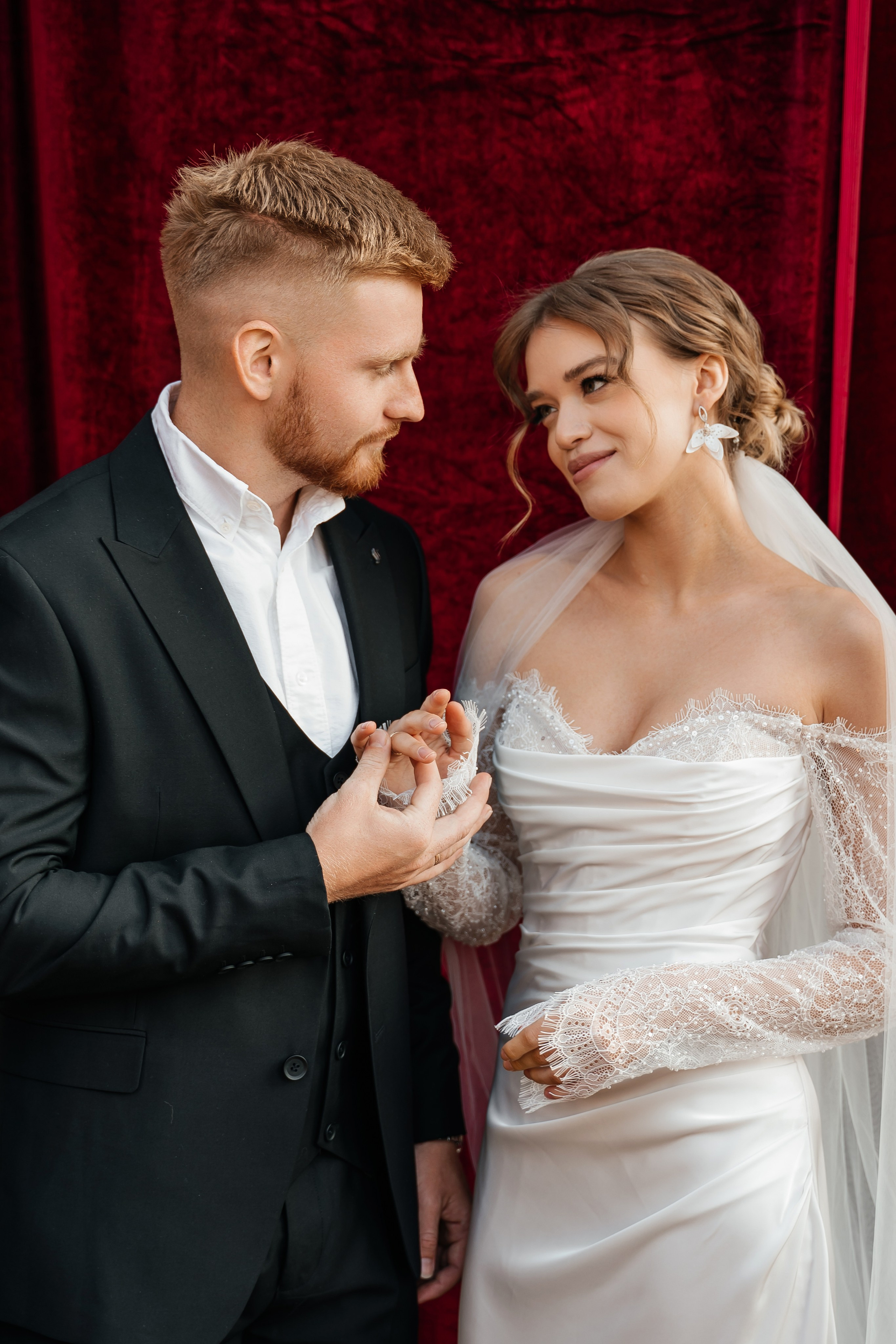 Свадебная церемония на фотозоне из красного бархата. Свадебный фотограф Елена Рякина