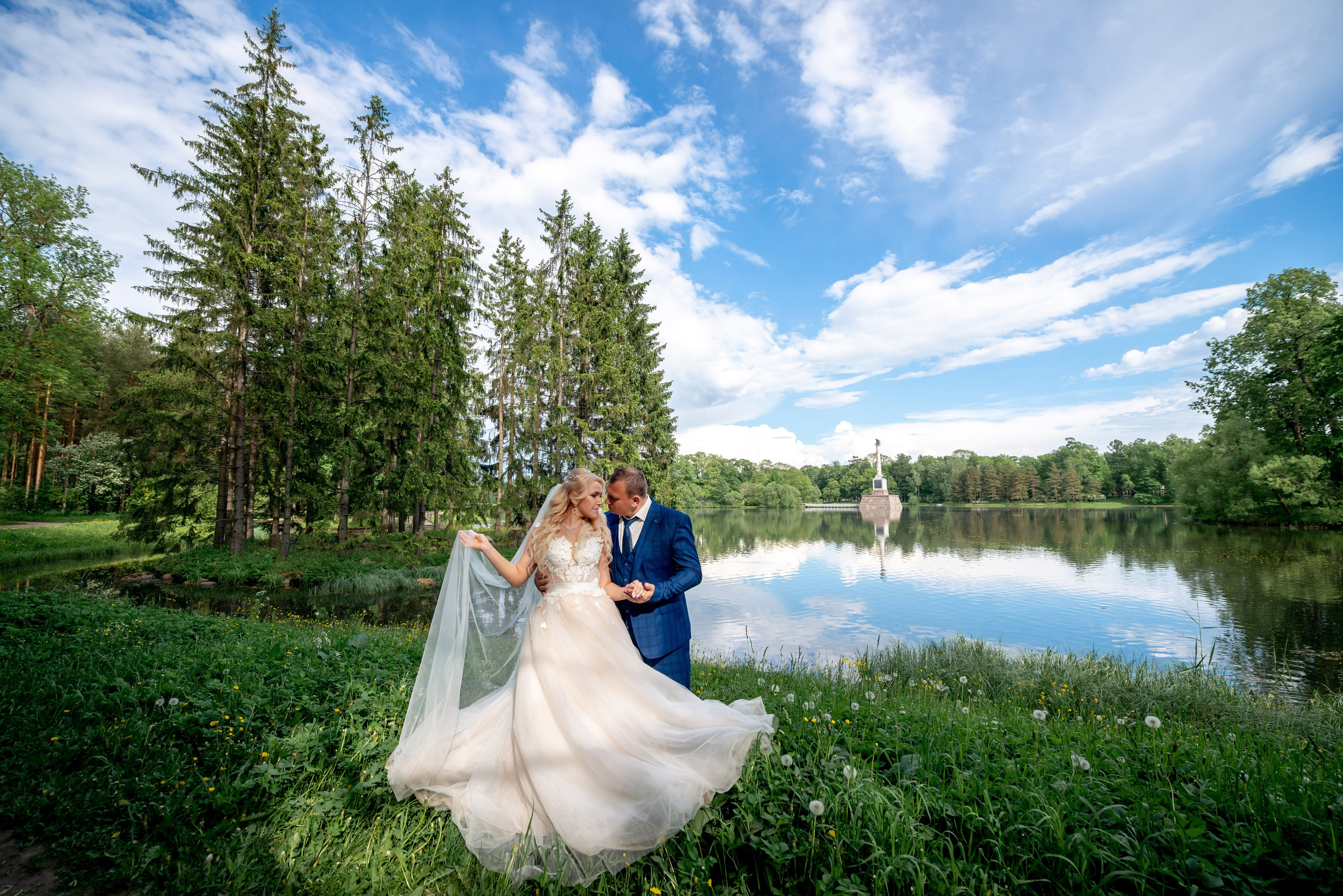Евгения (фотосессия с малиновым chevrolet camaro, в сирени в Пушкине в Екатерининском парке). Портретный, семейный и свадебный фотограф в Санкт-Петербурге и в Пушкине Ширяев Денис
