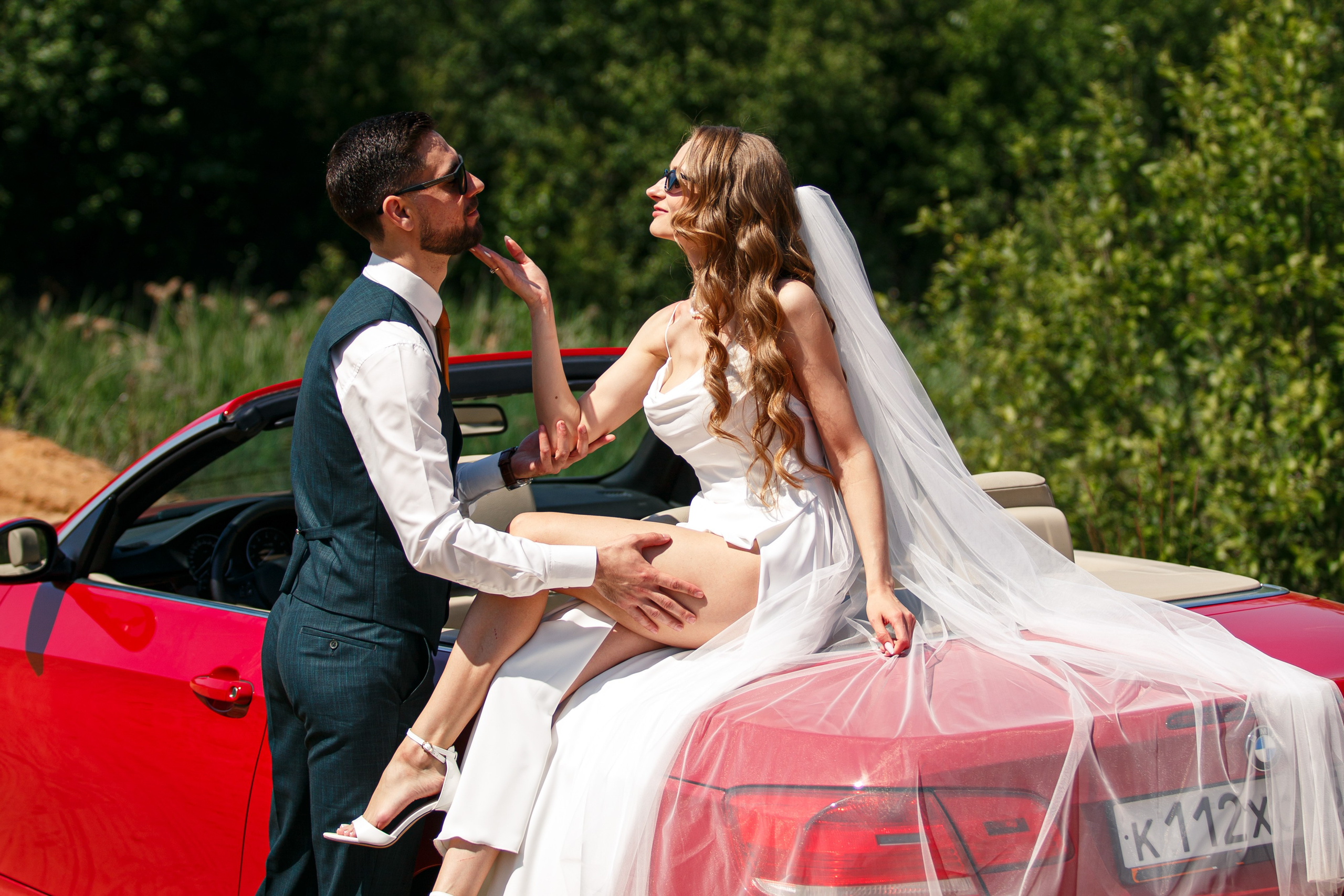 Свадебная фотосессия с кабриолетом и в загородном клубе Artiland. Свадебный фотограф Москва и МО Сергей Киржаев