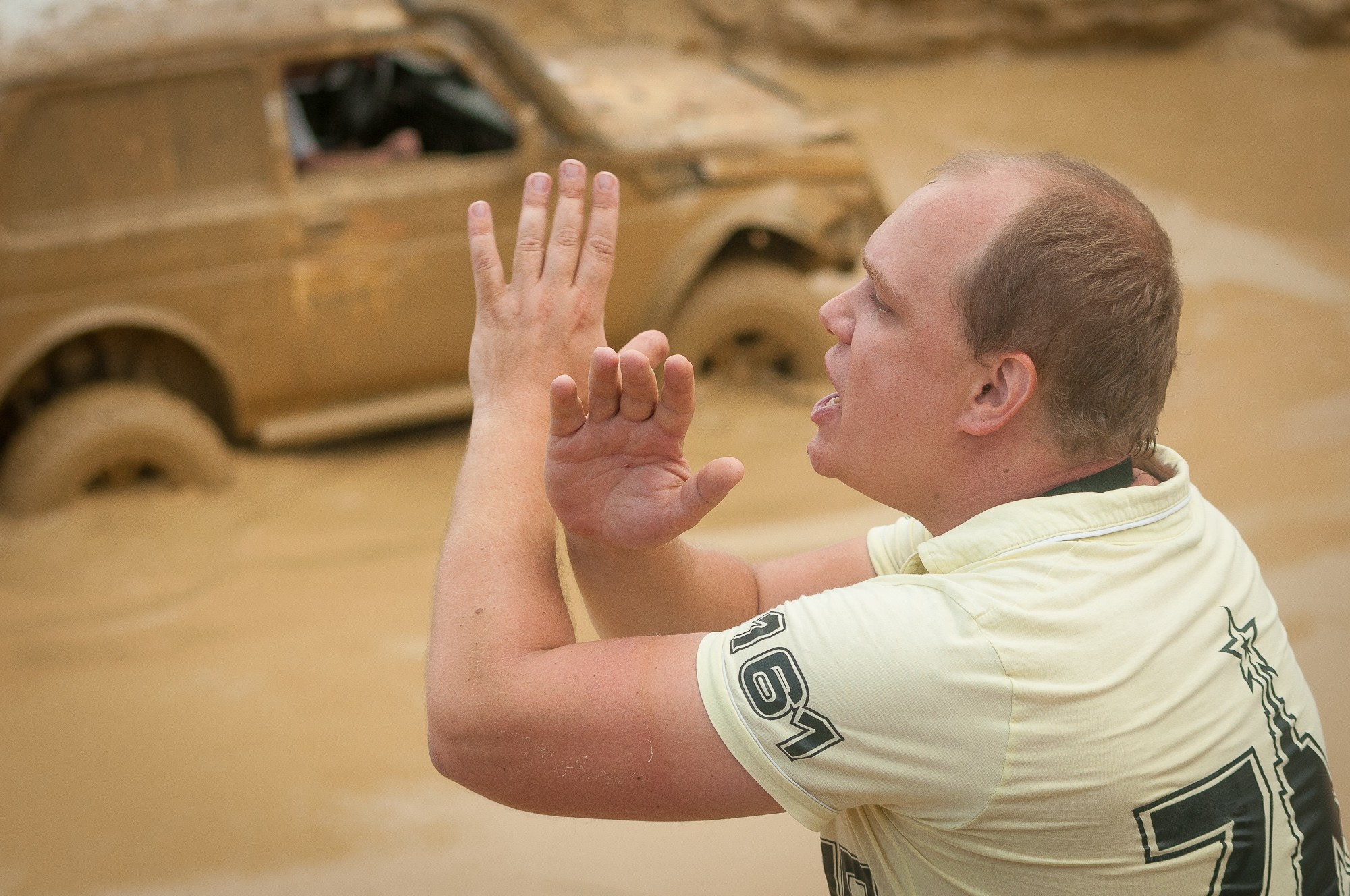 Мужчина показывает жестами, что необходимо остановиться