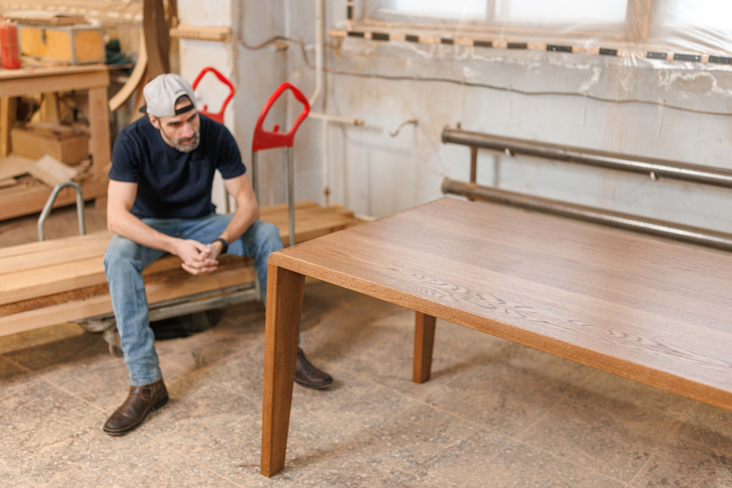 Артур и его стулья. Фотограф Балаев Михаил