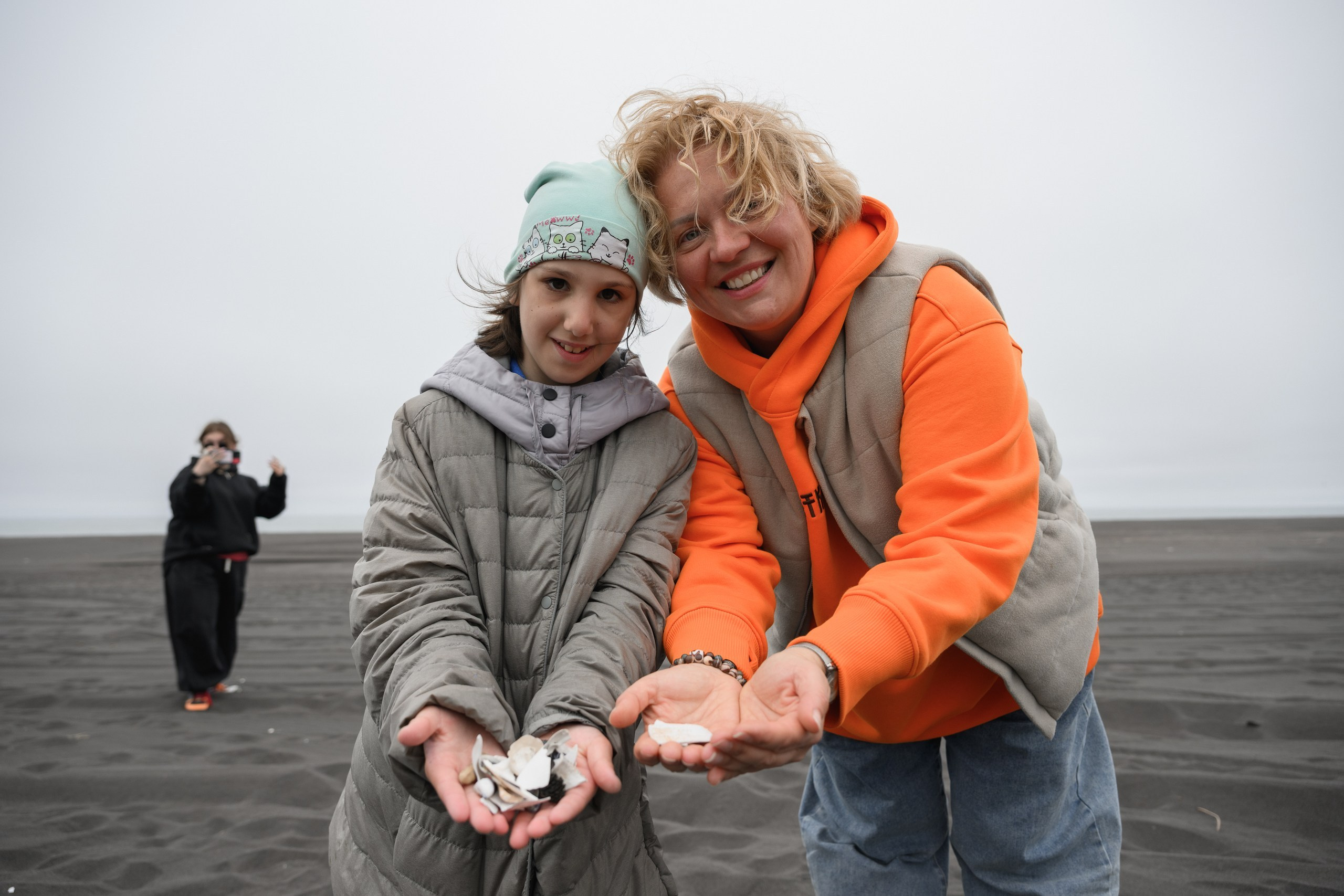 Фотосъемка Марафона добра в Петропавловске-Камчатском, Яркие моменты благотворительного забега на фоне камчатских пейзажей, Эмоциональные кадры участников Марафона добра в Петропавловске-Камчатском, Фотографии волонтеров и благотворителей на берегу Тихого океана, Профессиональная съемка добрых дел в Петропавловске-Камчатском