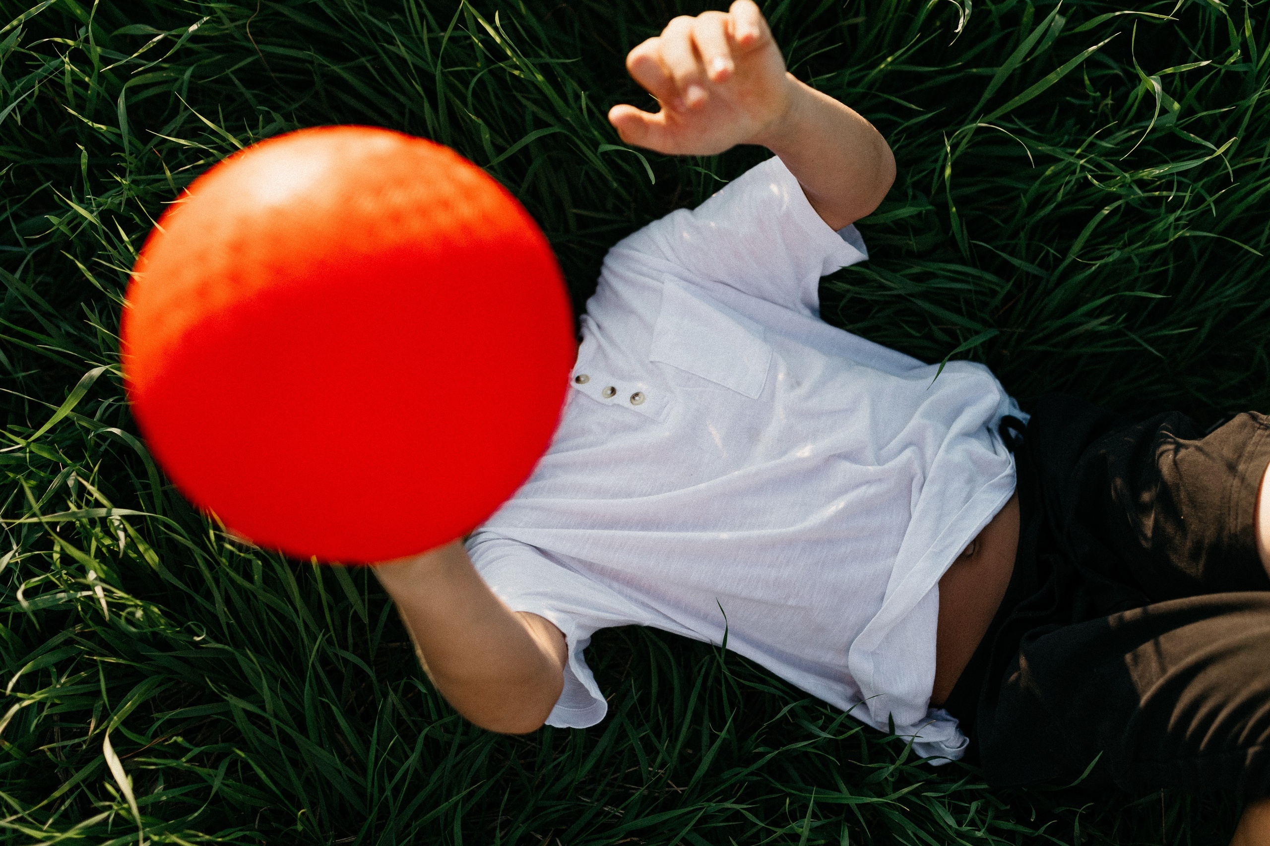 Фотосессия с красными мячами. Семейный фотограф Маша Тимофеева | Москва