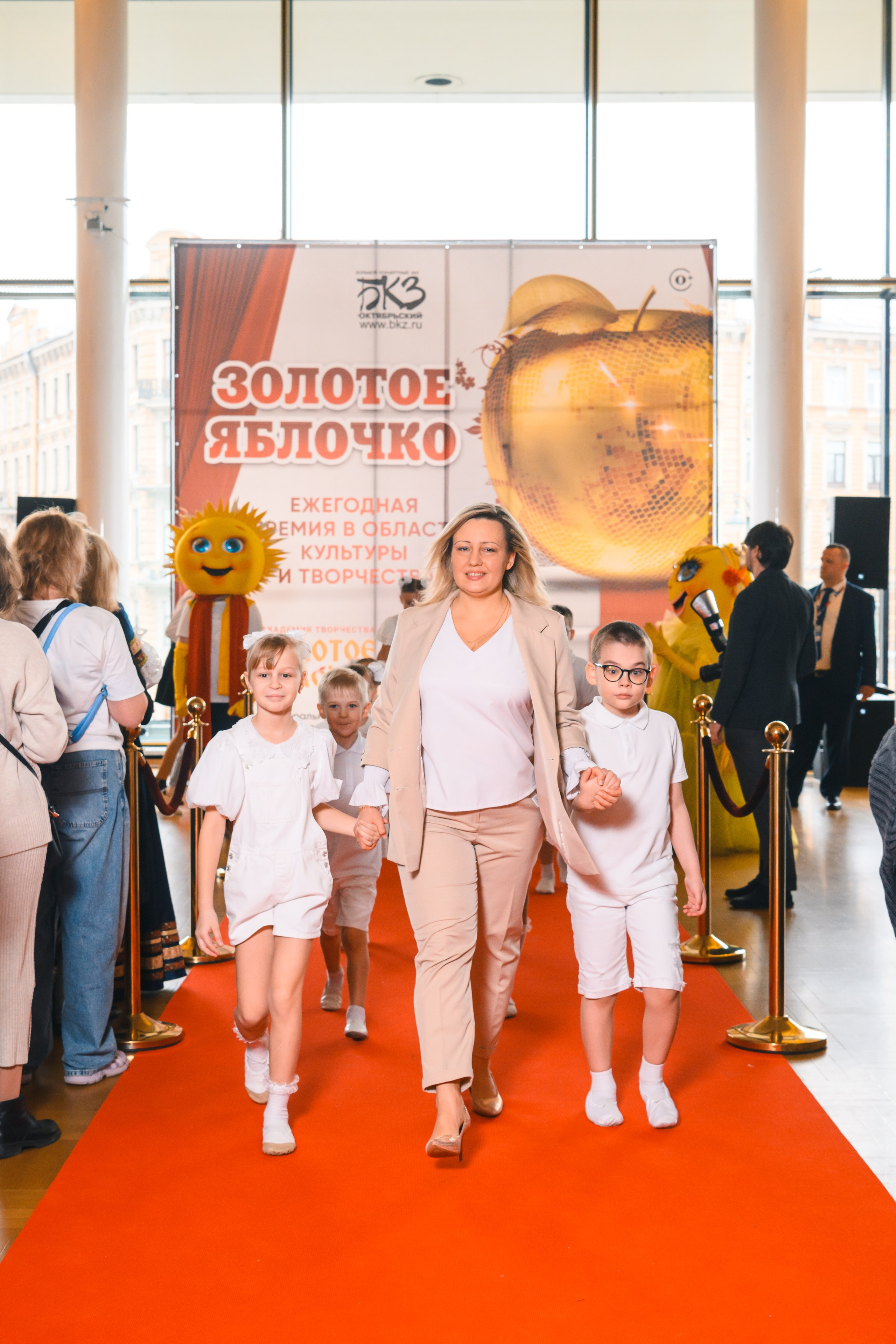 23 апреля, красная дорожка, БКЗ Октябрьский, г. Санкт-Петербург. Золотое яблочко