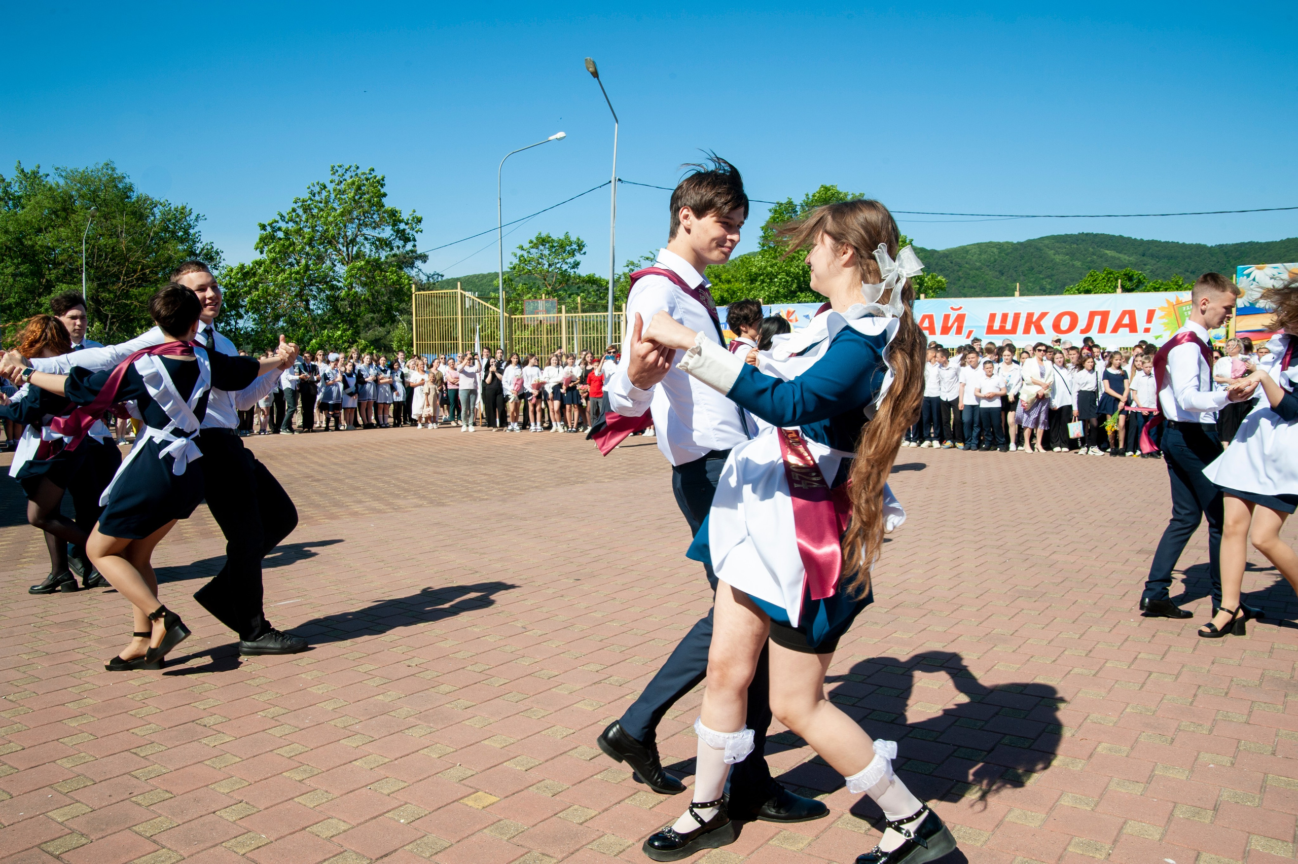 Последний Звонок МАОУ СОШ № 17 им. Эдуарда Есаяна — Архипо-Осиповка. Свадебный и семейный фотограф Денис Лукьянов в Краснодаре, Краснодарском крае и Республике Крым