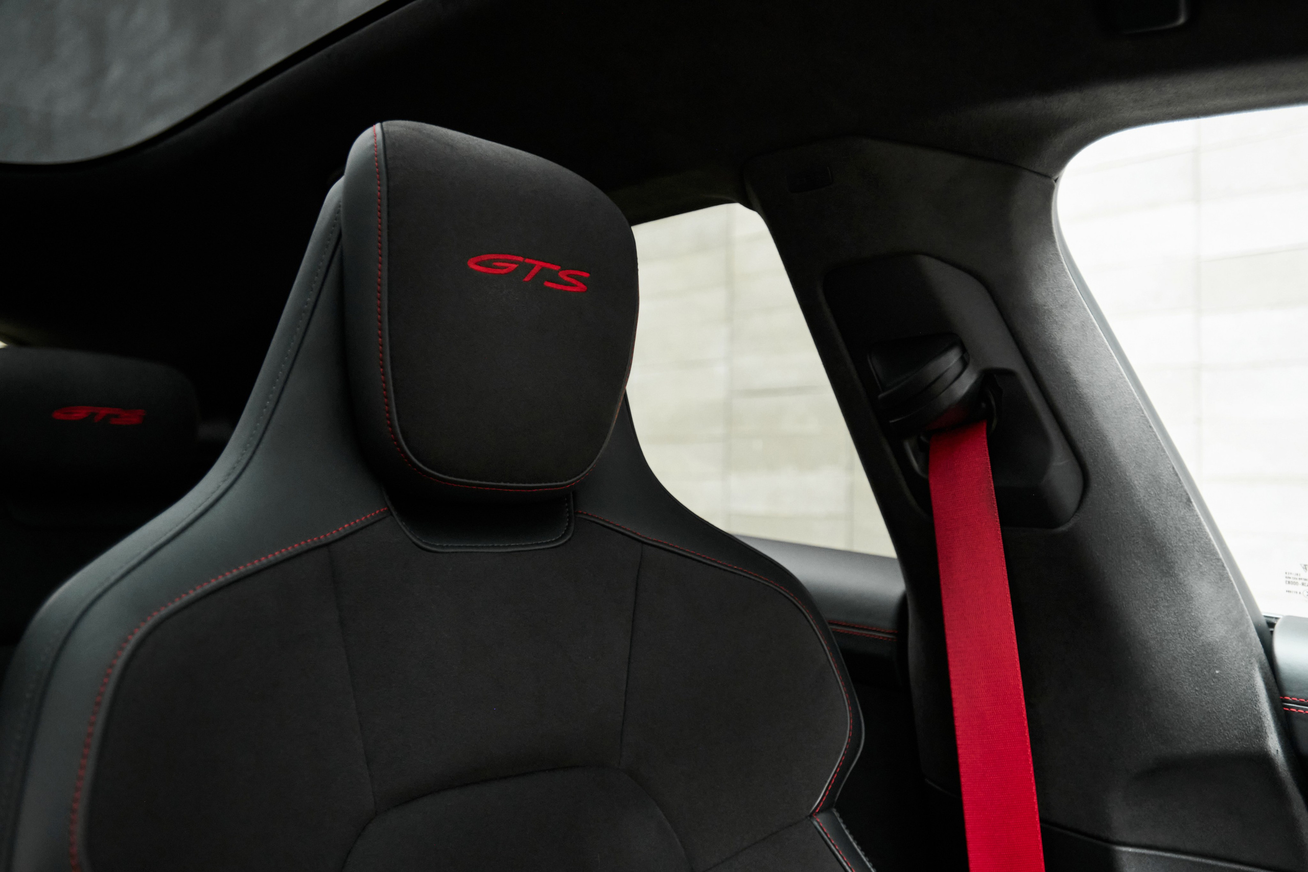 Переднее сиденье Porsche Taycan GTS с логотипом GTS на подголовнике
