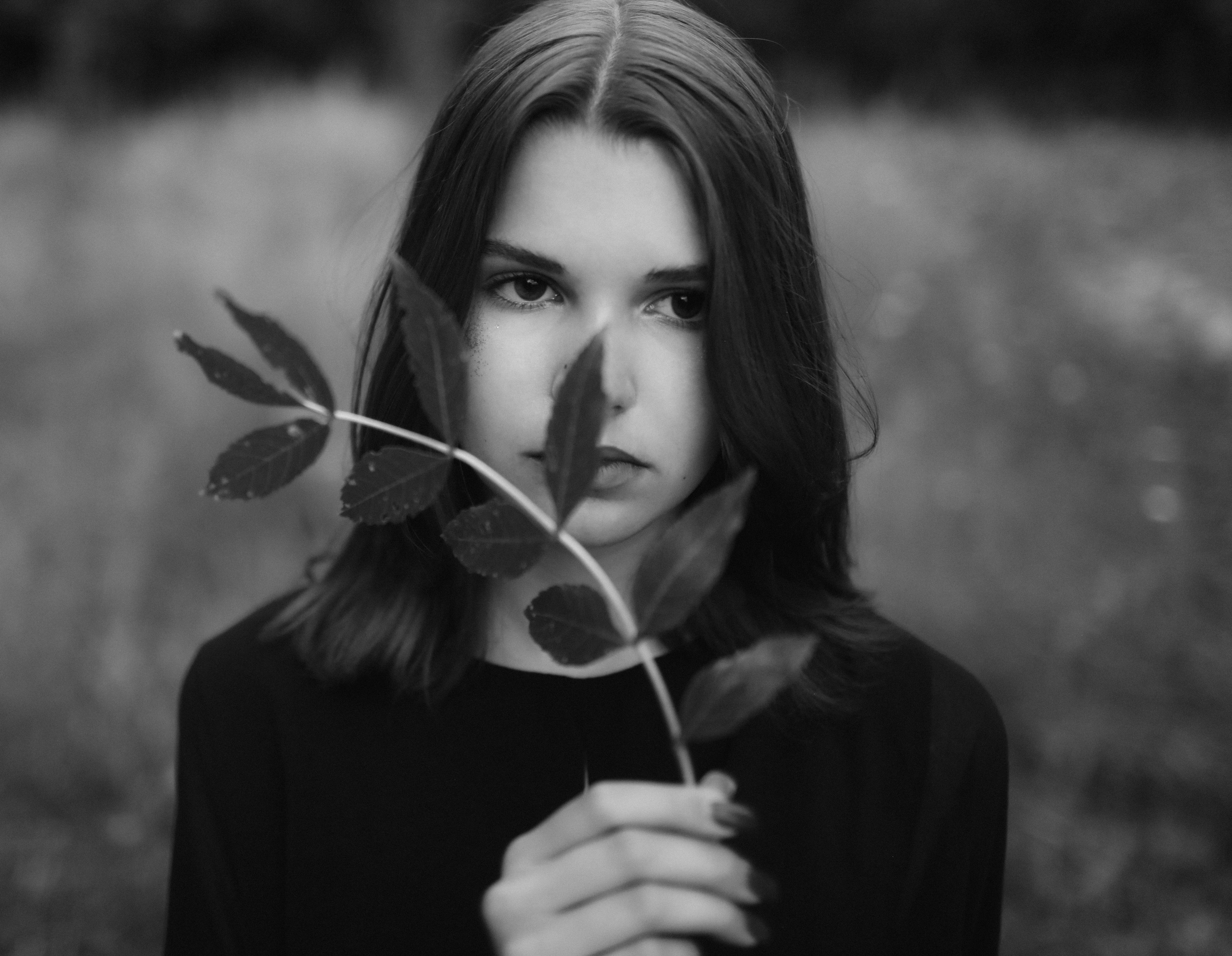 ЧБ фото, природа, фотосессия на поляне, лето, девушка, портрет девушки