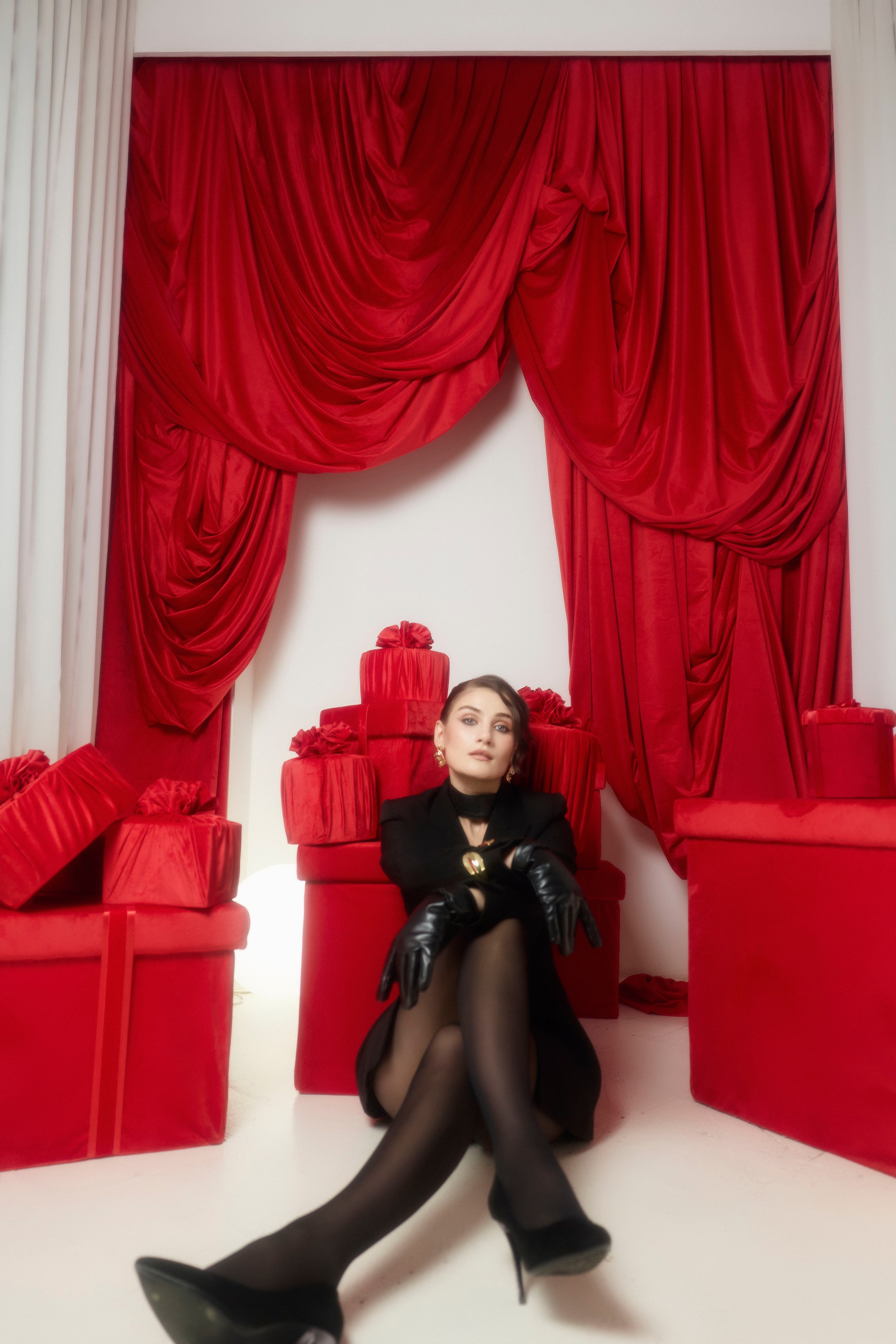 студийная новогодняя съемка  съемка девушки в нарядном праздничном платье в студии фотограф питер санкт-петербург женский портрет женская портретная съемка 