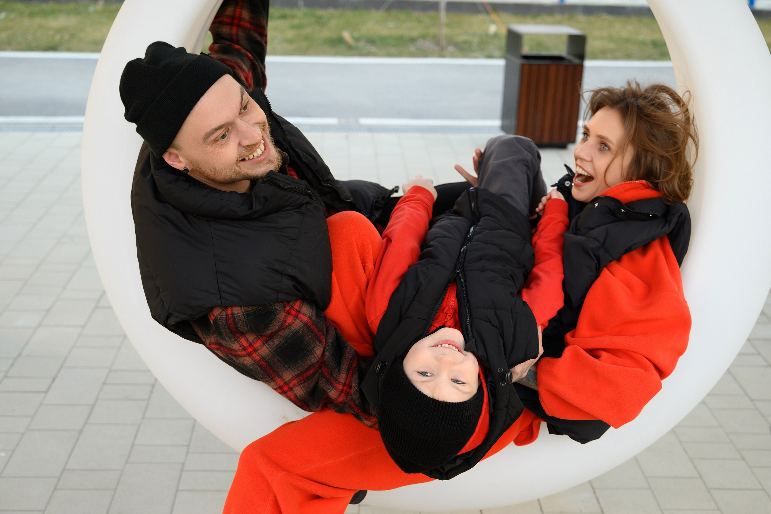 Семья на качелях, запечатленные на кадрах семейного фотографа из Краснодара.