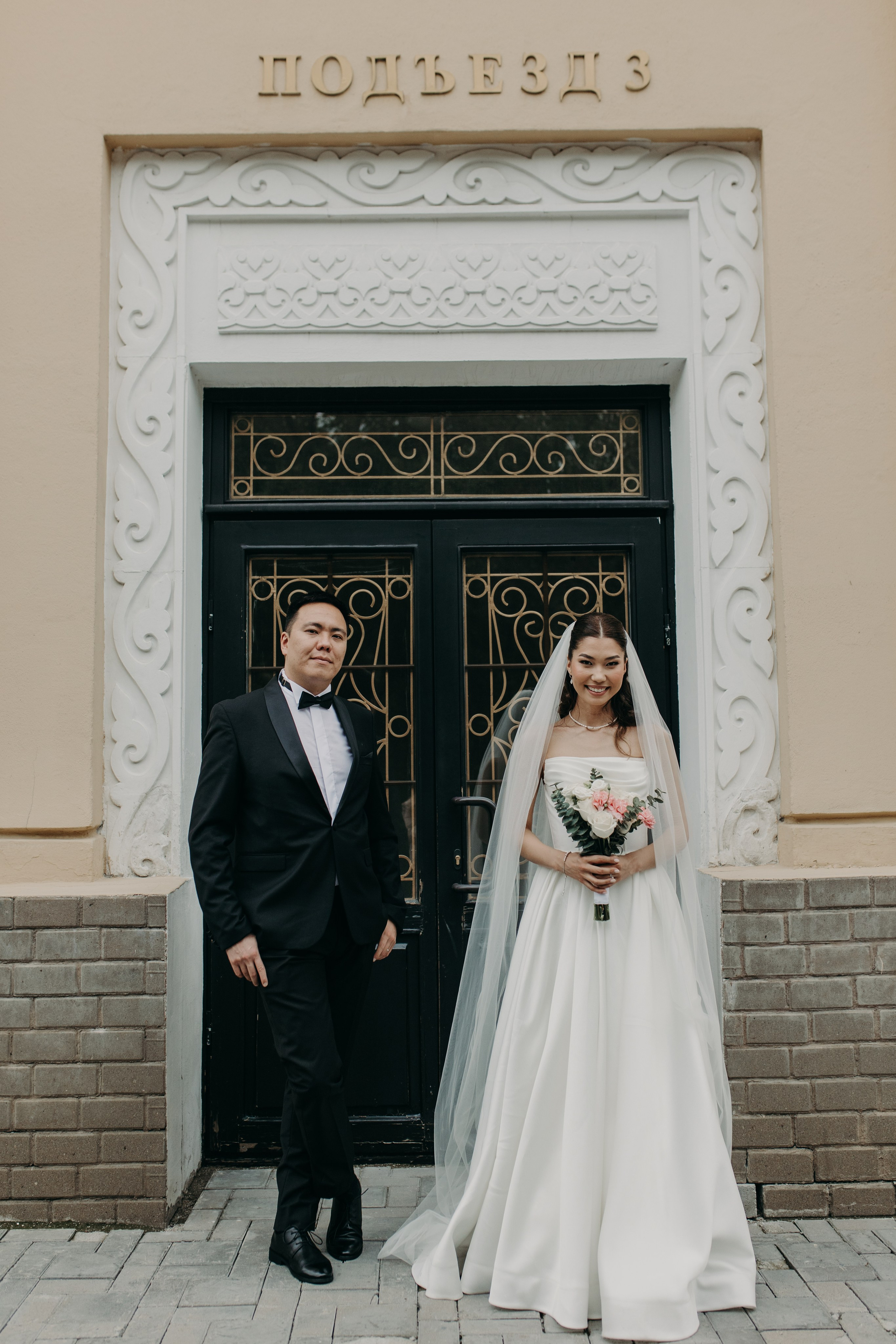 Прогулка и два бокала игристого…. Свадебный и семейный фотограф в Алматы Laura Dosmann